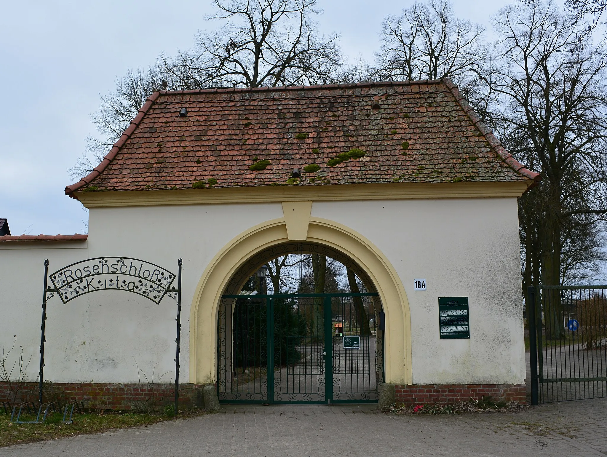 Photo showing: Eingangsportal zum Schlosspark  aus dem 18. Jahrhundert in Löwenberg, Karl-Marx-Platz 16A