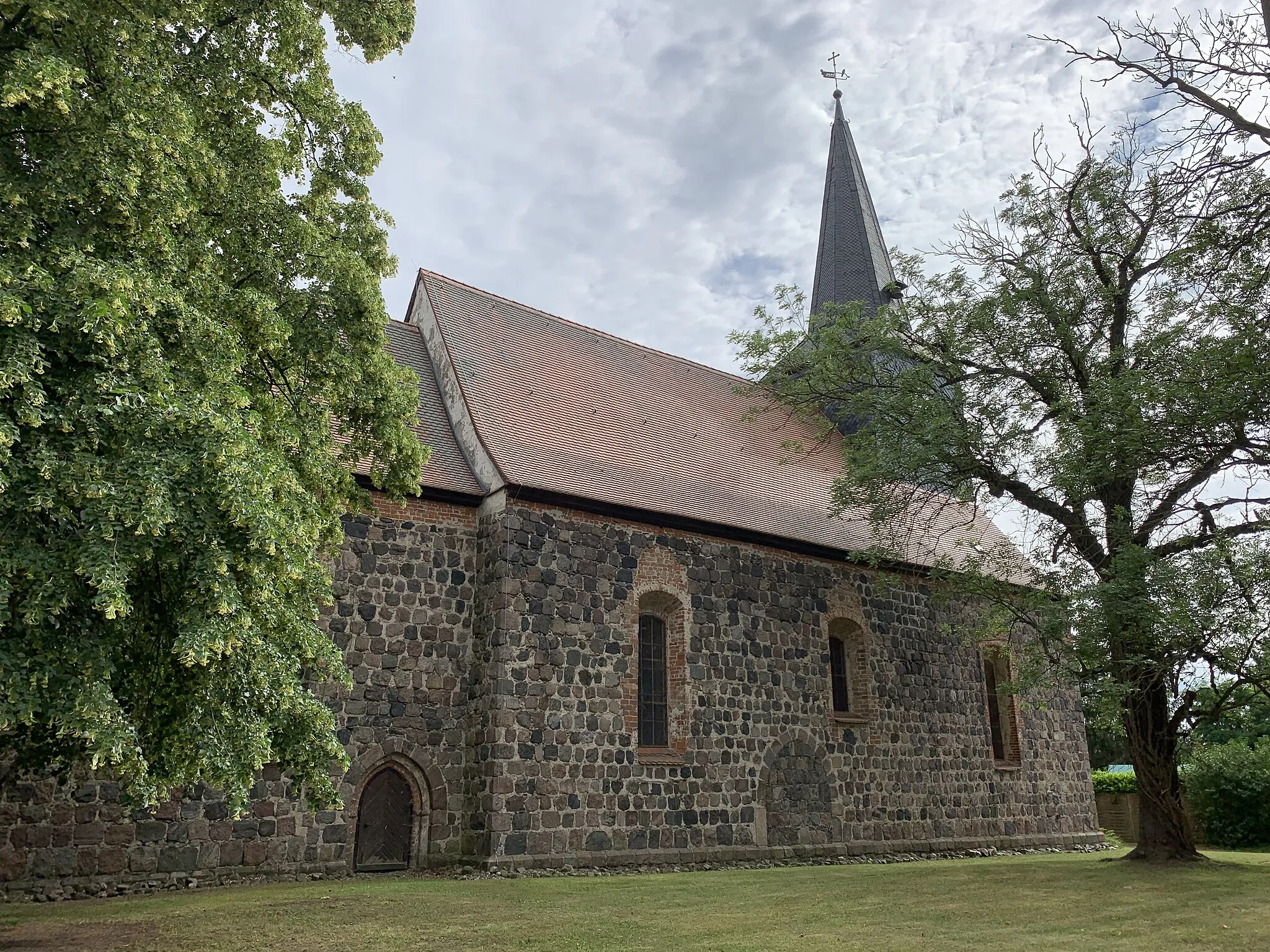 Photo showing: Die Dorfkirche Dabergotz im Landkreis Ostprignitz-Ruppin in Brandenburg ist eine Feldsteinkirche aus der zweiten Hälfte des 13. Jahrhunderts. Im Innern steht unter anderem ein hölzerner Kanzelaltar aus dem Anfang des 18. Jahrhunderts.