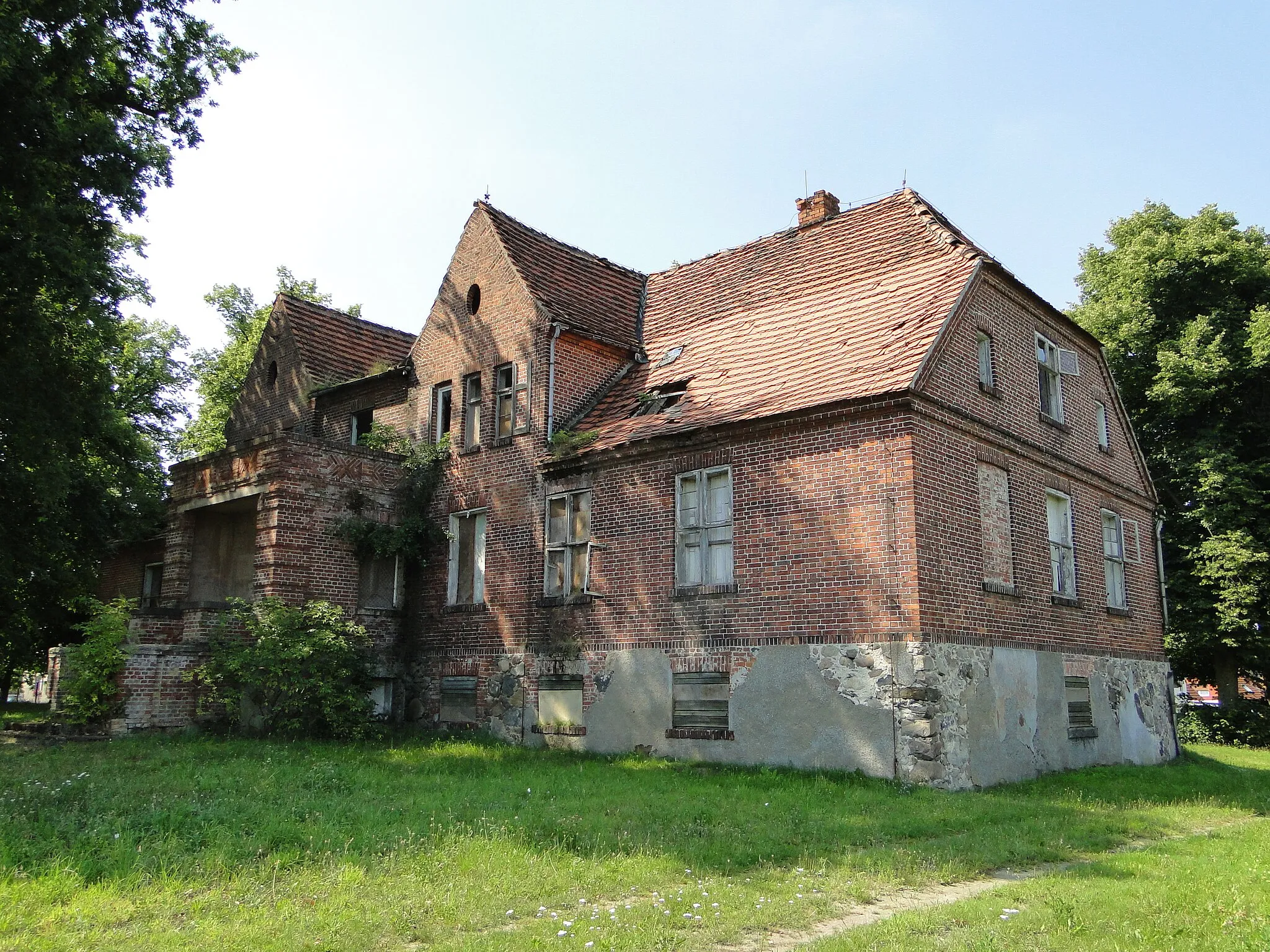 Photo showing: Abandoned, former manor house in Beckentin, district Ludwigslust-Parchim, Mecklenburg-Vorpommern, Germany