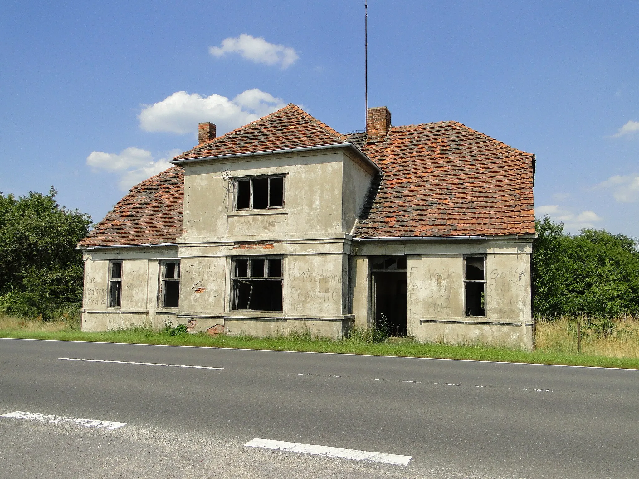 Photo showing: Chausee house on the Bundesstraße 5 in Kremmin, district Ludwigslust-Parchim, Mecklenburg-Vorpommern, Germany