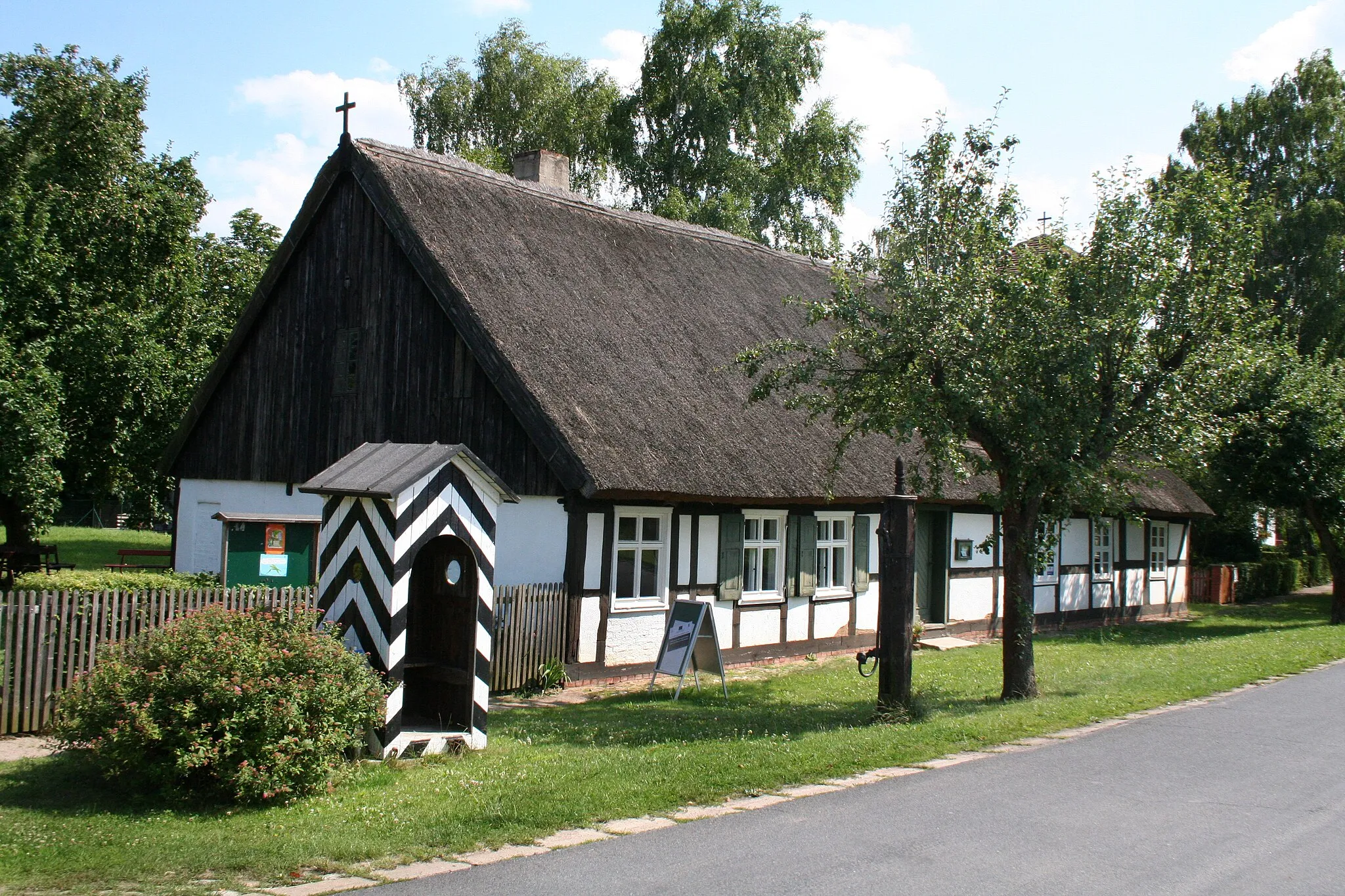 Photo showing: Das Schul- und Bethaus unter einem Dach wurde 1764 errichtet. Ein Glockenturm wurde im Jahre 1855 hinzugefügt. Gemeinde Neutrebbin, Brandenburg