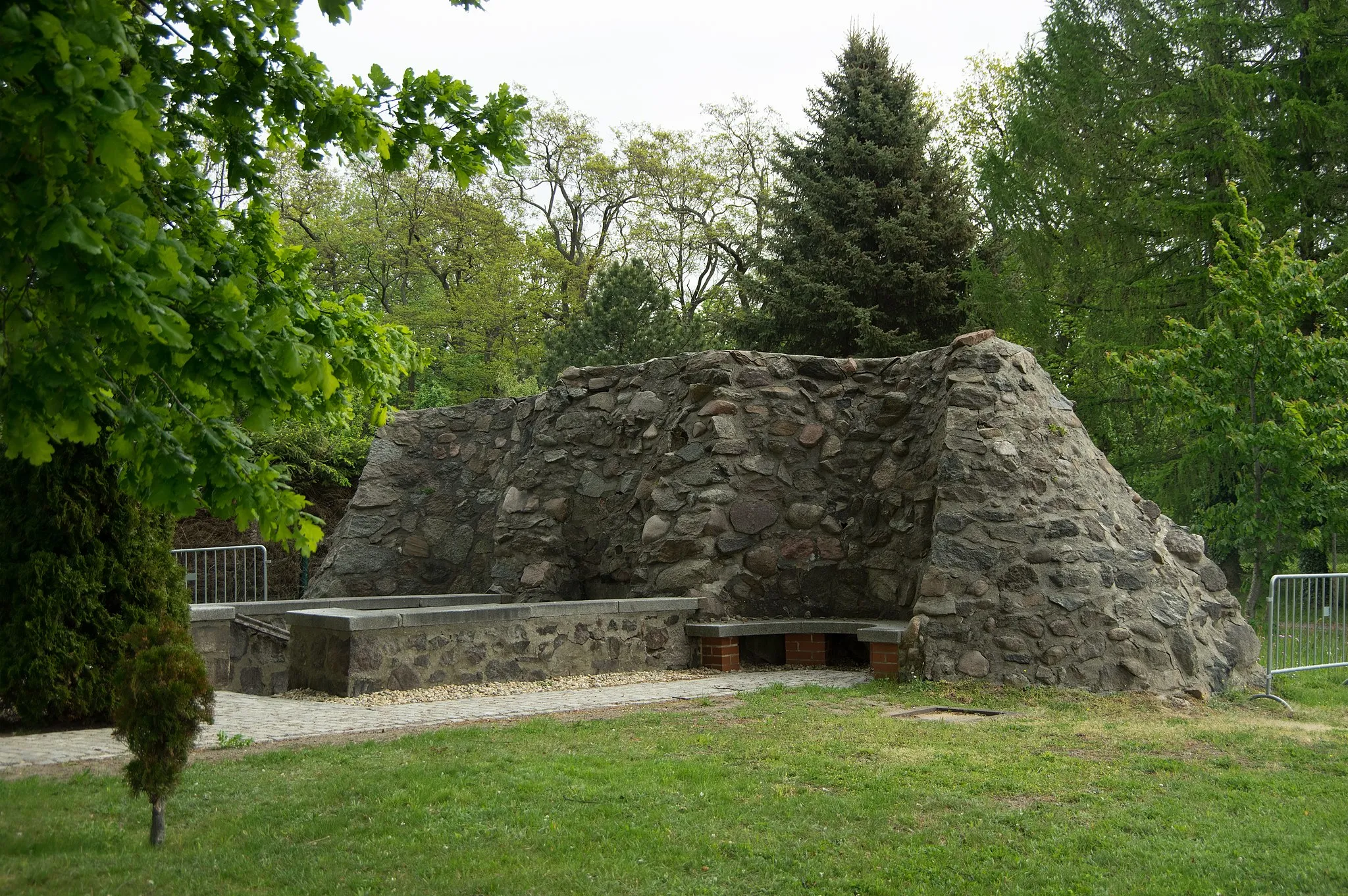 Photo showing: Treuenbrietzen, Ortsteil Dietersdorf in Brandenburg. Der Lutherbrunnen ist denkmalgeschützt.