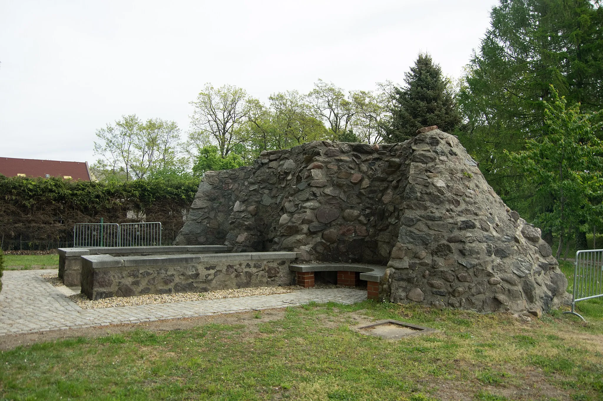 Photo showing: Treuenbrietzen, Ortsteil Dietersdorf in Brandenburg. Der Lutherbrunnen ist denkmalgeschützt.