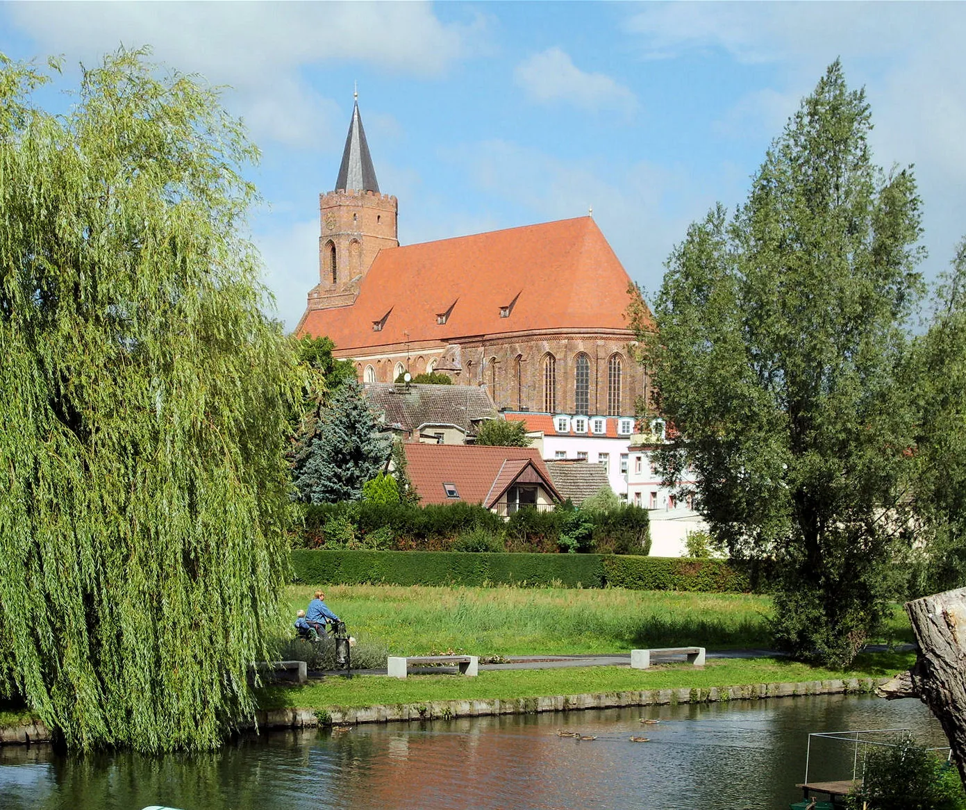 Photo showing: Marienkirche in Beeskow, Deutschland, fotografiert von der Spreeinsel (Fischerkiez) aus.