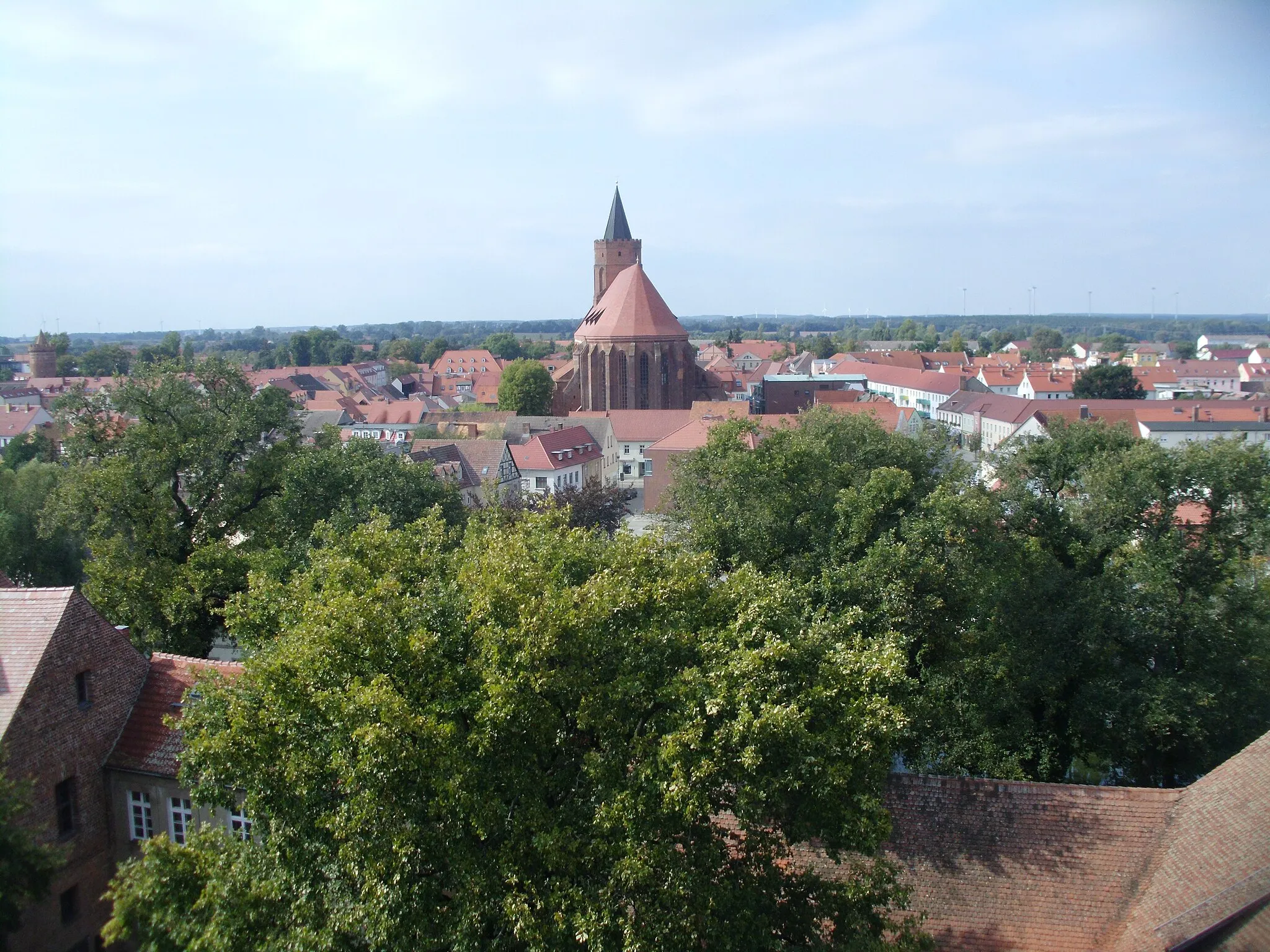 Photo showing: Blick vom Turm der Burg Beeskow, auf die St.-Marien-Kirche in Beeskow, Landkreis Oder-Spree, Brandenburg, Germany