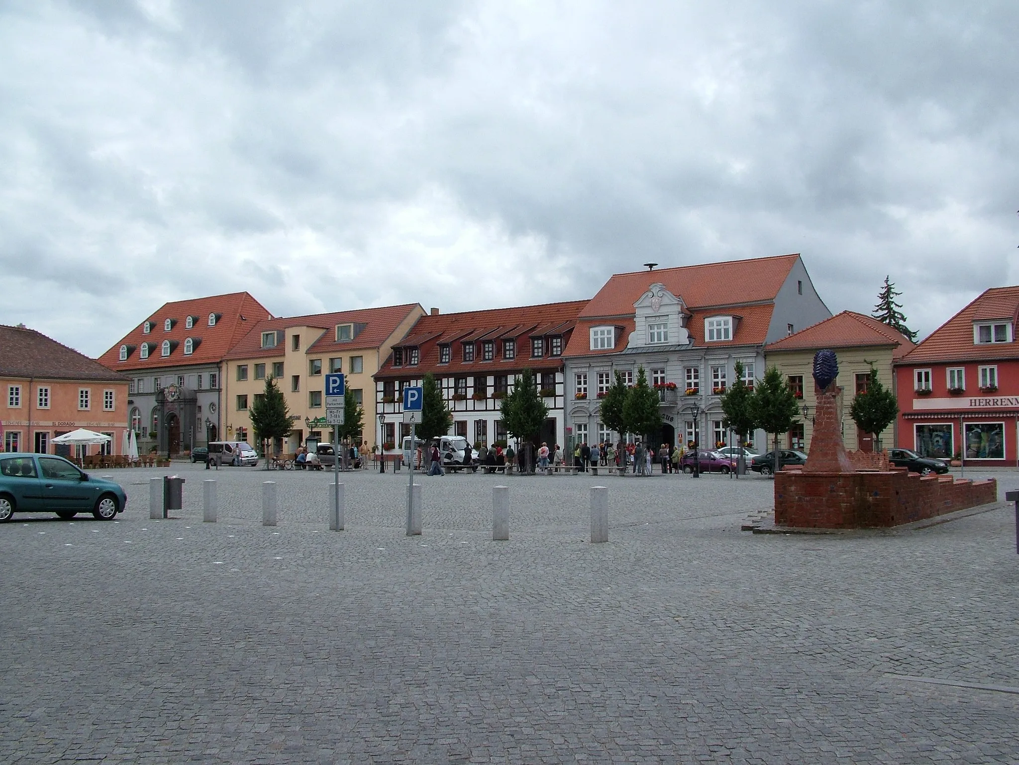 Photo showing: Der Marktplatz von Beeskow, Brandenburg. Das rechte graue Gebäude ist das Rathaus