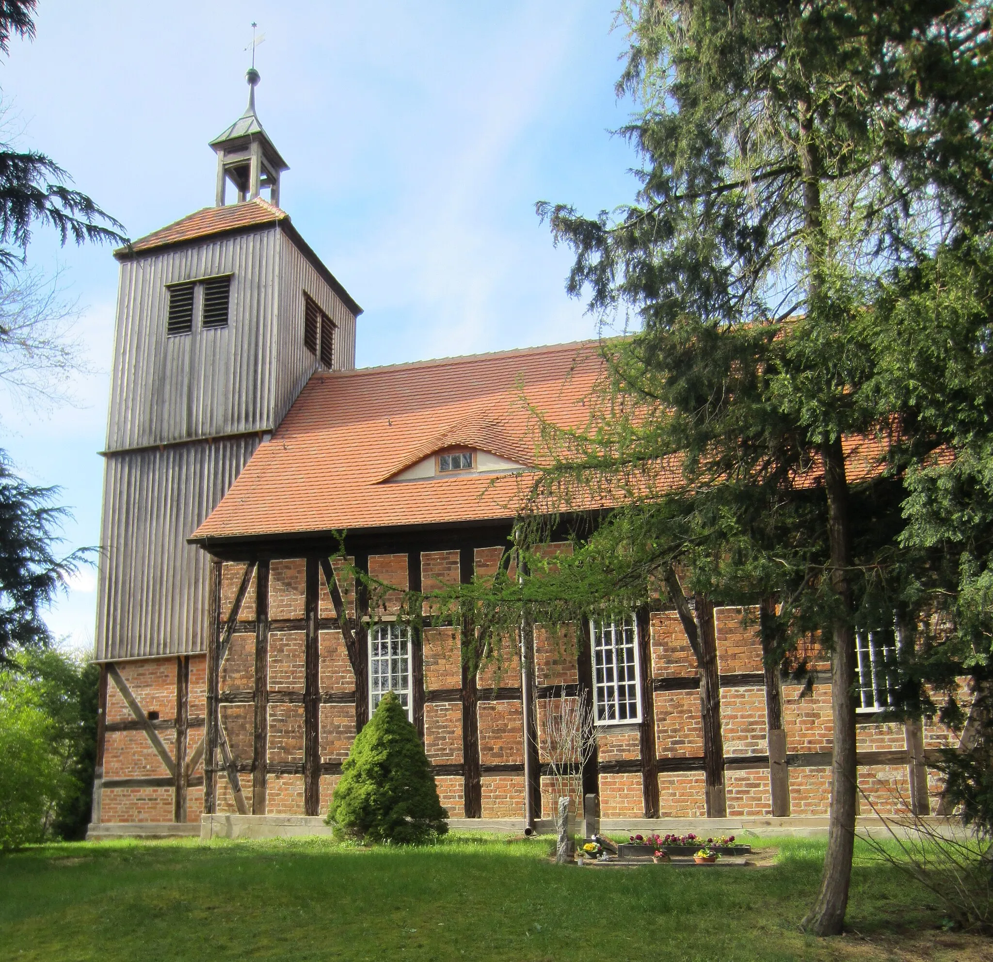 Photo showing: Falkenberg/Elster, Ortsteil Kleinrössen, denkmalgeschützte Fachwerkkirche, Ansicht von Südosten