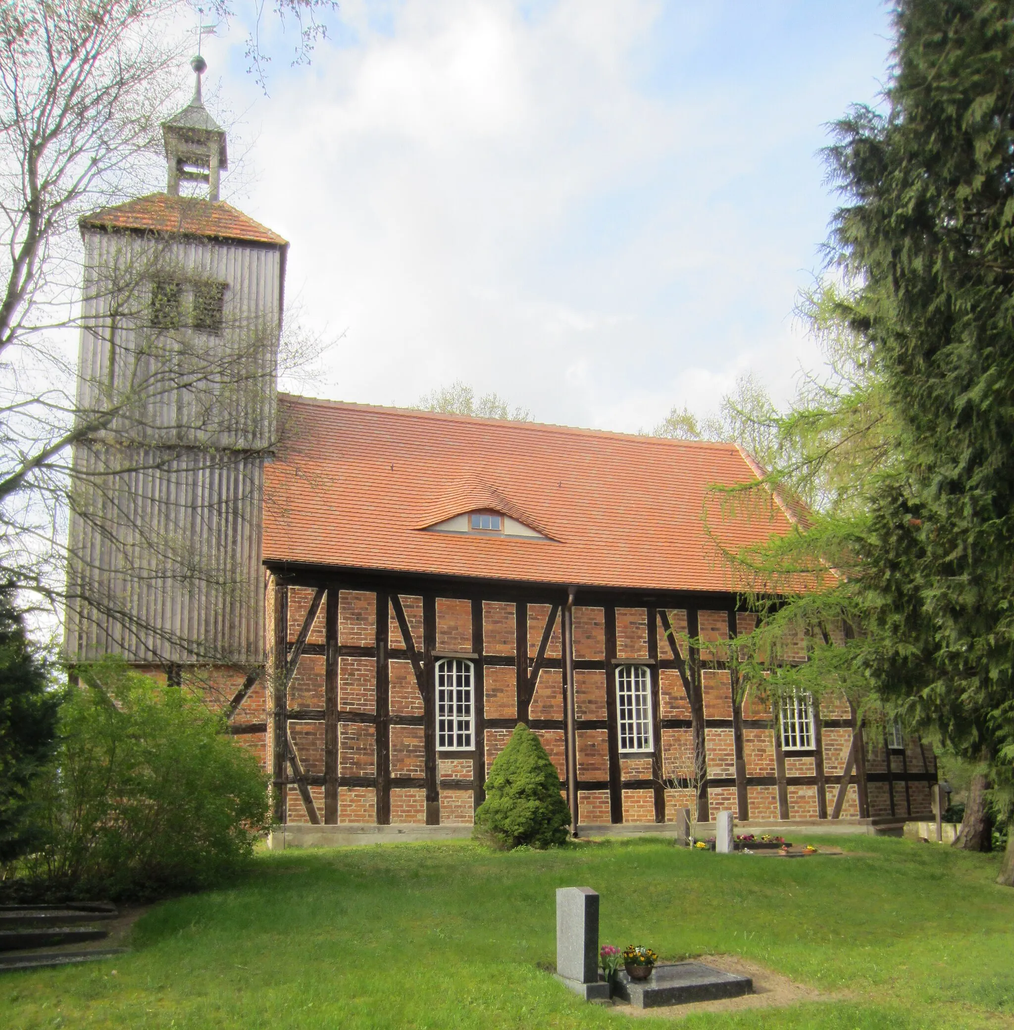 Photo showing: Falkenberg/Elster, Ortsteil Kleinrössen, denkmalgeschützte Fachwerkkirche, Ansicht von Süden