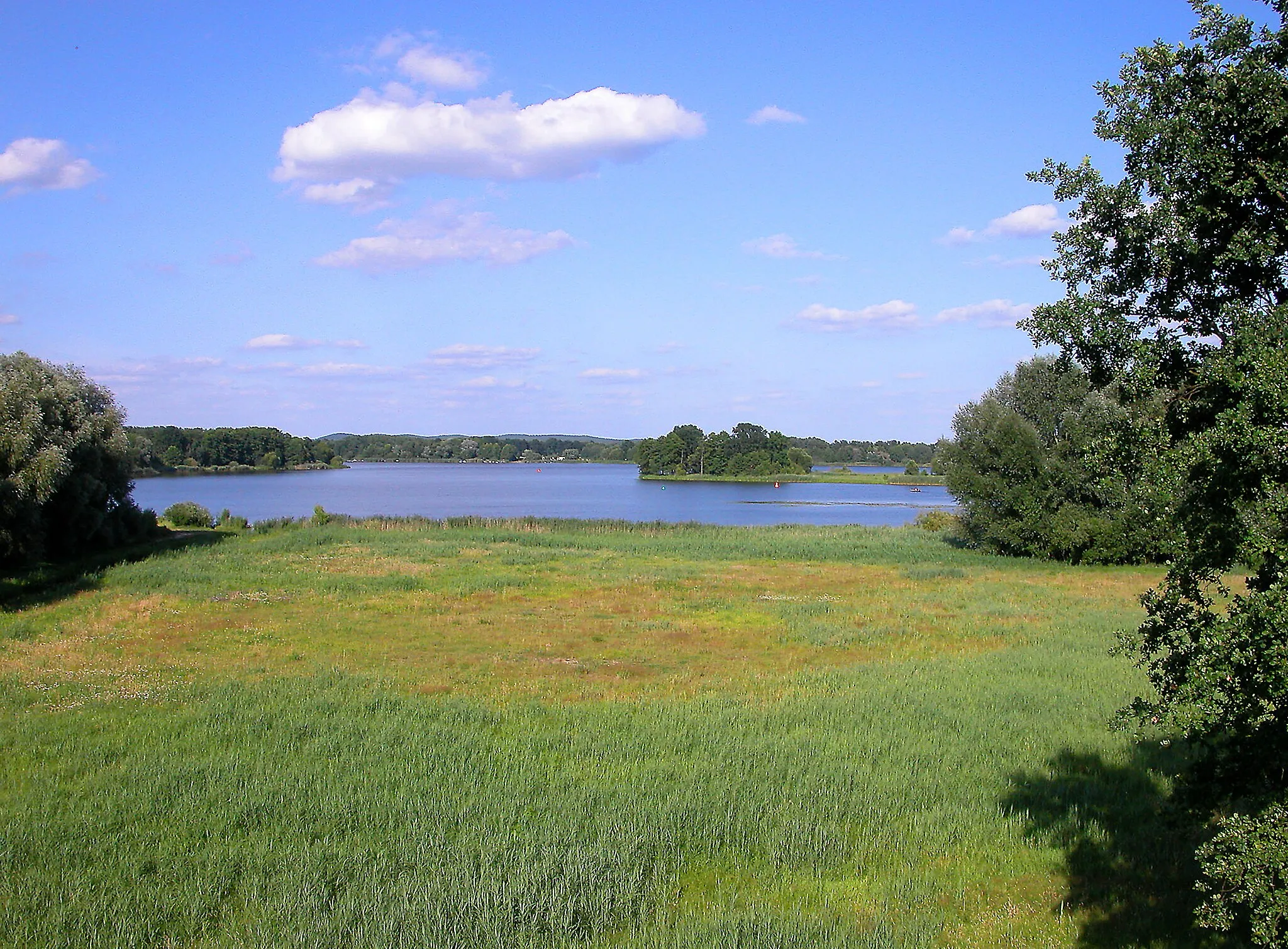 Photo showing: 17.07.2005   15910  Neunendorf am See (Gemeinde Unterspreewald): Blick von Westen über den Neuendorfer See. In Bildmitte das Nordkap der Halbinsel Sölla (GMP: 52.110855,13.916243).                                                                                                                          [DSCN6963.TIF]20050717056DR.JPG(c)Blobelt