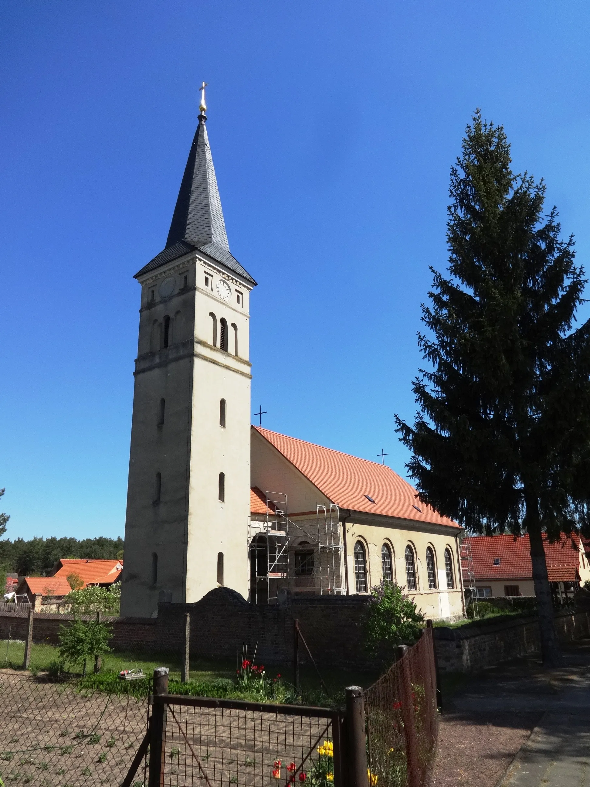 Photo showing: Die Dorfkirche Schäpe ist eine Saalkirche mit Apsis, die im Jahr 1755 errichtet wurde. Im Innern befinden sich eine polygonale Kanzel sowie eine Hufeisenempore aus der Bauzeit der Kirche. Die Orgel stammt aus der Mitte des 19. Jahrhunderts.