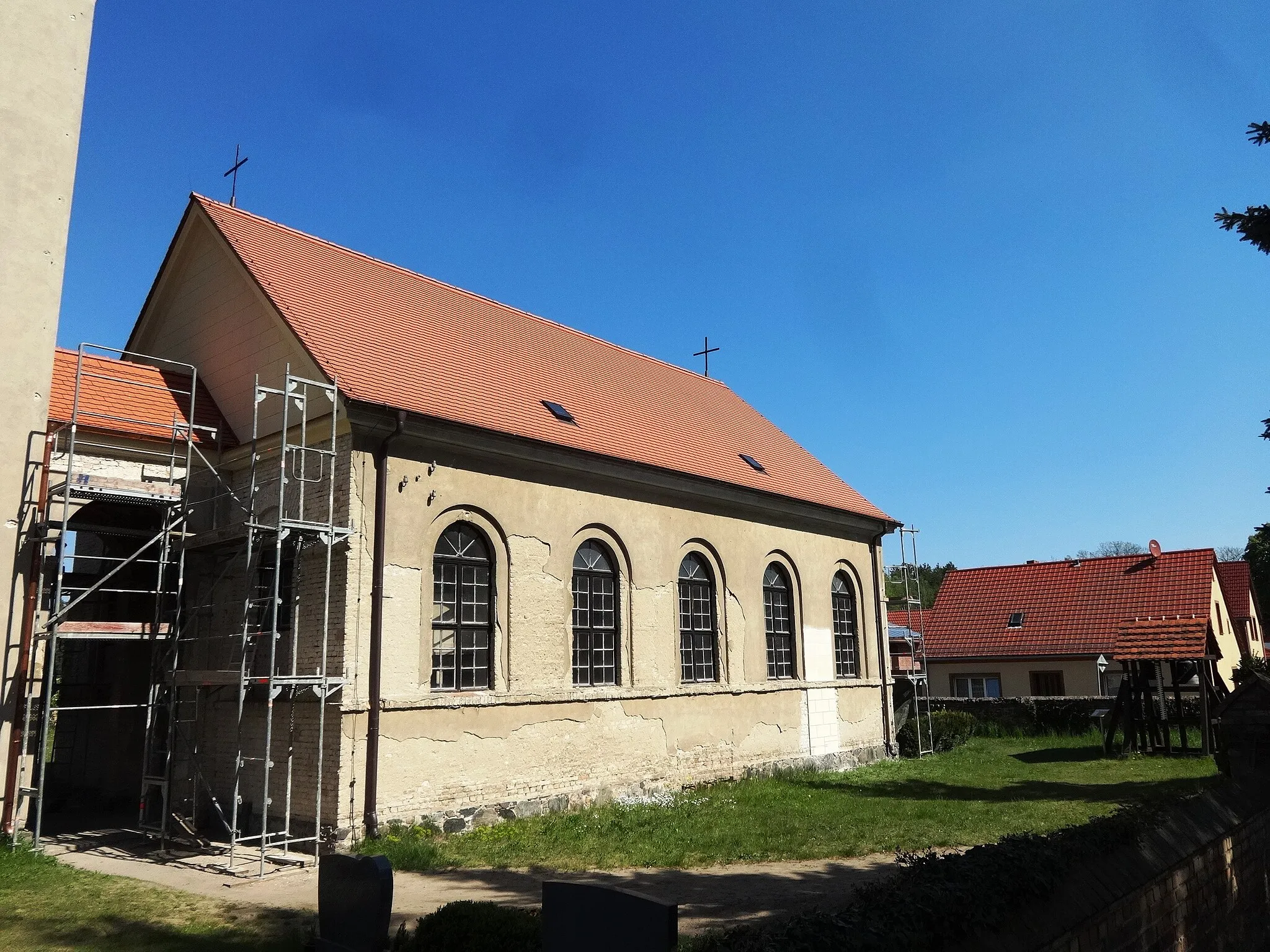 Photo showing: Die Dorfkirche Schäpe ist eine Saalkirche mit Apsis, die im Jahr 1755 errichtet wurde. Im Innern befinden sich eine polygonale Kanzel sowie eine Hufeisenempore aus der Bauzeit der Kirche. Die Orgel stammt aus der Mitte des 19. Jahrhunderts.