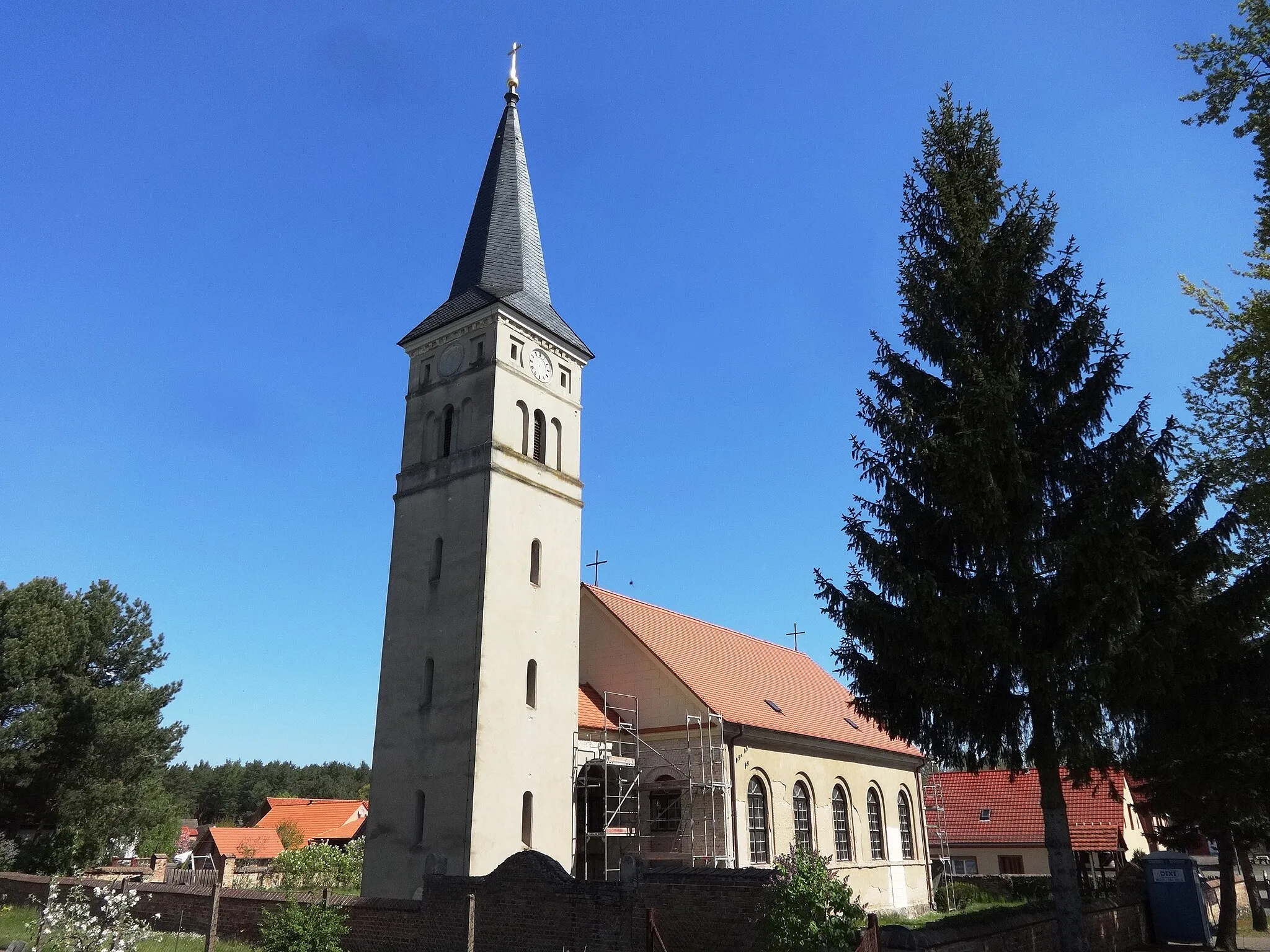 Photo showing: Die Dorfkirche Schäpe ist eine Saalkirche mit Apsis, die im Jahr 1755 errichtet wurde. Im Innern befinden sich eine polygonale Kanzel sowie eine Hufeisenempore aus der Bauzeit der Kirche. Die Orgel stammt aus der Mitte des 19. Jahrhunderts.