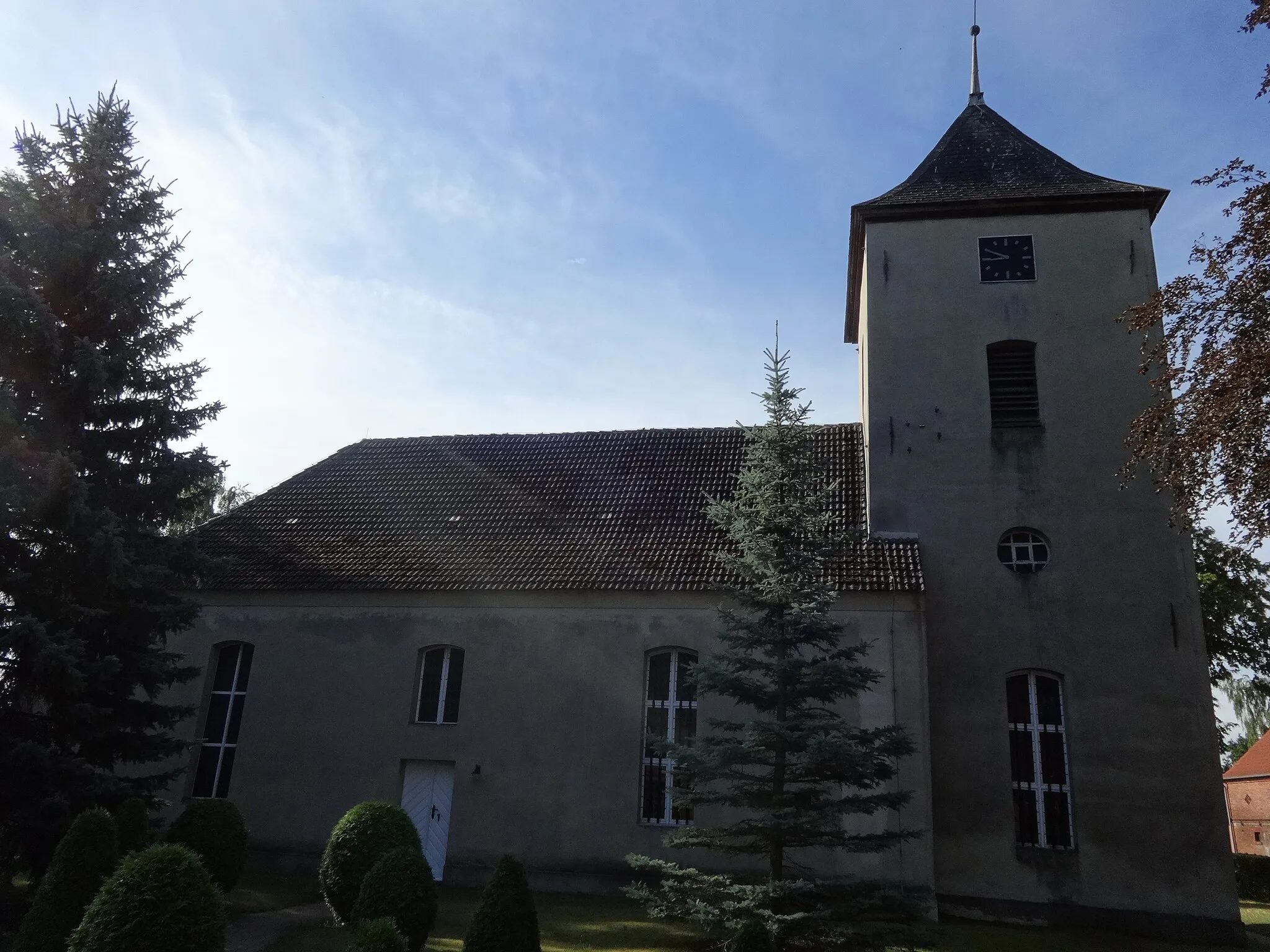 Photo showing: Die Saalkirche entstand im 18. Jahrhundert und wurde 1882 um einen Chor erweitert. Im Innern des flach gedeckten Sakralbaus steht eine Kanzel aus dem 18. Jahrhundert sowie eine Fünte aus dem Jahr 1794.