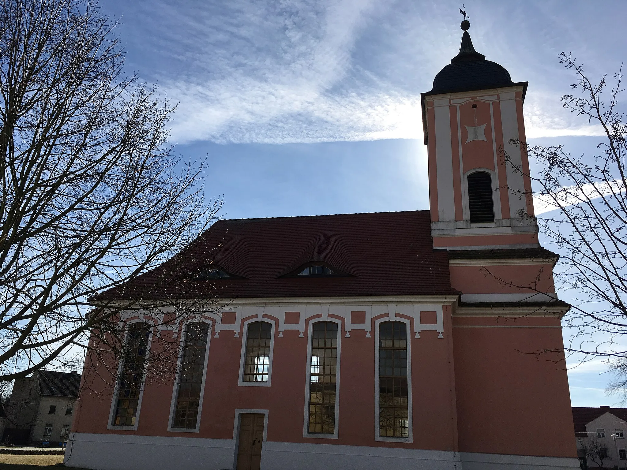 Photo showing: Die Dorfkirche Reesdorf entstand im Jahr 1775 vermutlich auf den Resten eines Vorgängerbaus aus dem 14. Jahrhundert. Die Kanzel und die Hufeisenempore stammen aus der Bauzeit; die Orgel aus der Mitte des 19. Jahrhunderts.