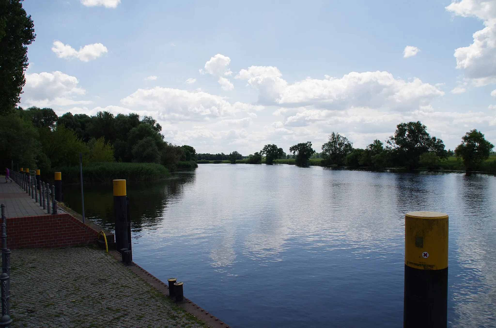 Photo showing: Premnitz in Brandenburg. Die Havel flußaufwärts an der Alten Hauptstraße.