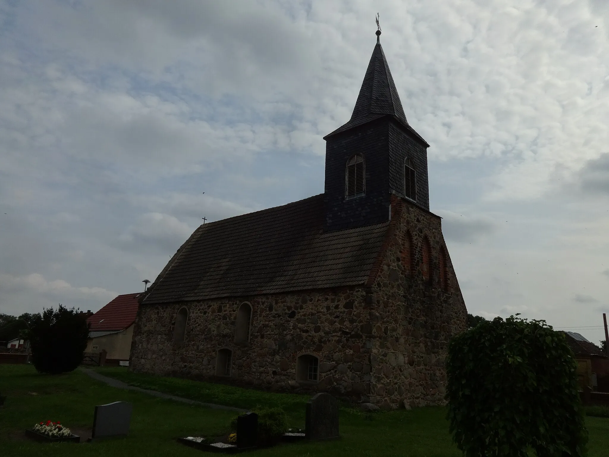 Photo showing: Die Dorfkirche in Neuhof (zu Jüterbog) entstand im 14. Jahrhundert. Im Innern steht unter anderem ein Kanzelalter aus der Zeit um 1700.