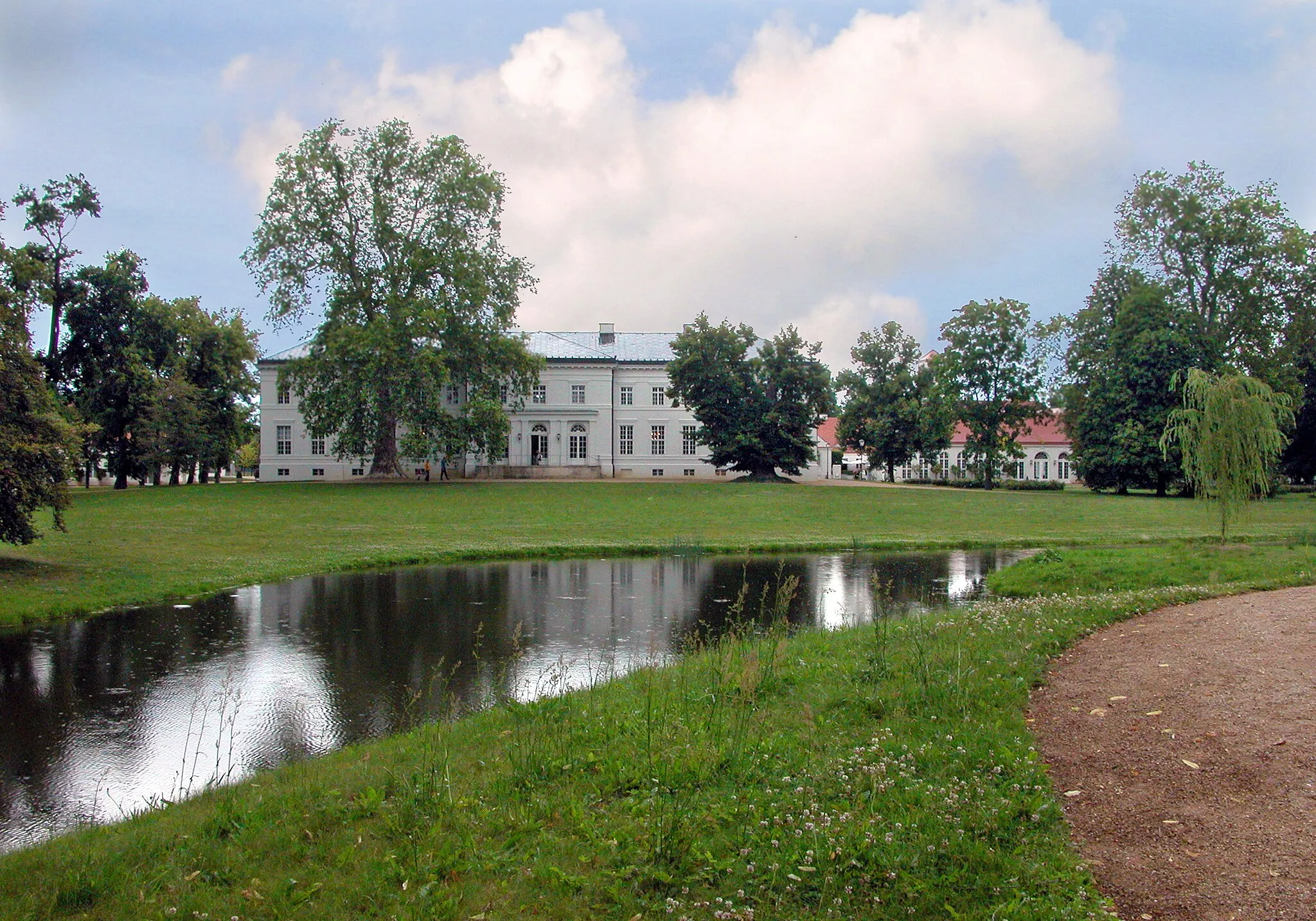 Photo showing: 03.07.2004  15320  Neuhardenberg, 1348 erstmalig als Quilitz erwähnt, In der DDR-Zeit Marxwalde): Rittergut, Schloß  (GMP: 52.594270,14.241209), 1763 entstanden und 1820-1823 nach Plänen von Karl Friedrich Schinkel klassizistisch erweitert und umgebaut. 1815 gab der Staatskanzler Karl August von Hardenberg dem Ort seinen Namen. Die Grundmauern des heutigen Schlosses gehören im 17. Jahrhundert zum Quilitzer Gartenhaus, das 1763 König Friedrich II. seinem General von Prittwitz schenkte. Im Jahre 1814 erhielt Karl August von Hardenberg für seine außenpolitischen Verdienste von Friedrich Wilhelm III. den Herrschaftssitz. In der DDR-Zeit bewirtschaftete die 1952 gegründete LPG Marxwalde das einstige Rittergut. Nach der Rückübertragung des Schlosses 1996 an die Familie von Hardenberg veräußerte diese es an den Deutschen Sparkassen- und Giroverband. Das Haus wurde restauriert und wird seitdem als Hotel gehobenen Standards betrieben. Die Bundesregierung hat hier Klausurtagungen abgehalten. Ansicht Parkseite.                                                                                                                                                                            [DSCN4745.JPG]20040703392DR.JPG(c)Blobelt