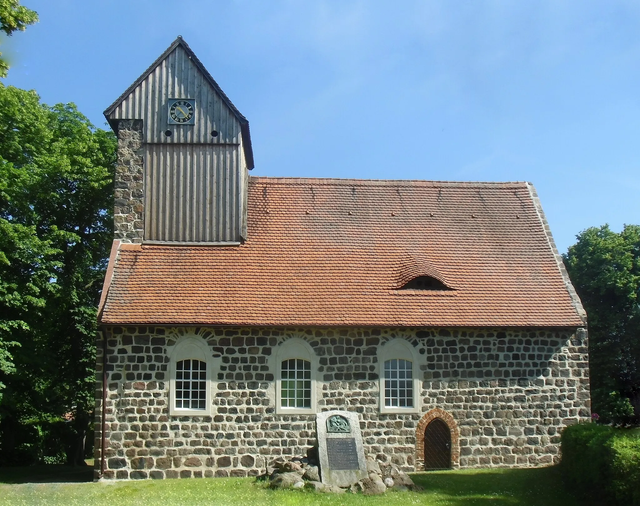 Photo showing: Denkmalgeschützte evangelische Dorfkirche in Kampehl, Ortsteil von Neustadt (Dosse), aus dem 13. Jahrhundert mit der Gruft des Ritters Kahlbutz