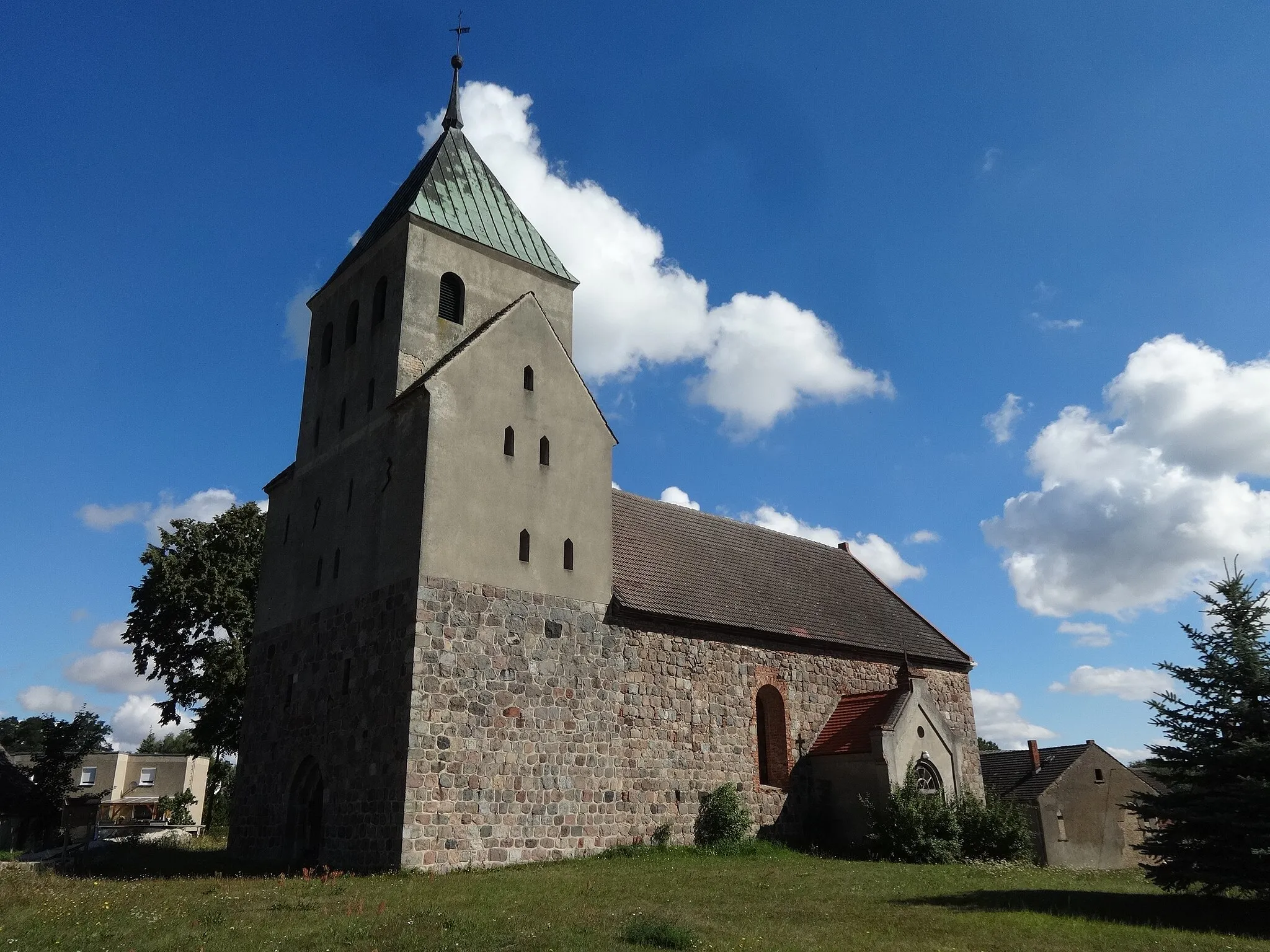 Photo showing: Die Dorfkirche in Haßleben ist eine Saalkirche aus der ersten Hälfte des 13. Jahrhunderts und einer Südvorhalle aus dem Jahr 1887. Im Innern befinden sich eine neugotische Kanzel aus dem Jahr 1887 sowie eine Orgel von Friedrich Hermann Lütkemüller von 1863.