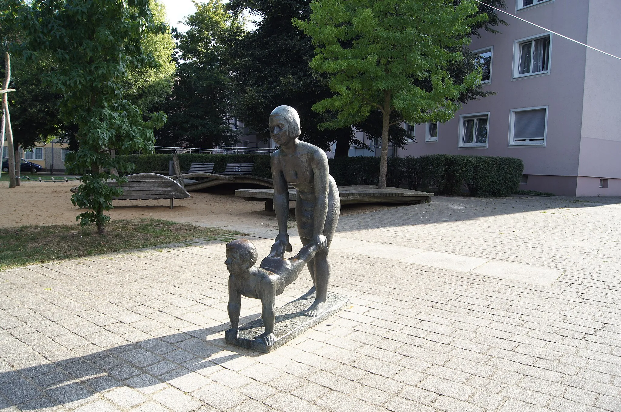 Photo showing: Sculpture "Mother with child" by August Martin Hoffmann from 1972, erected 1977 in Frankfurt (Oder)