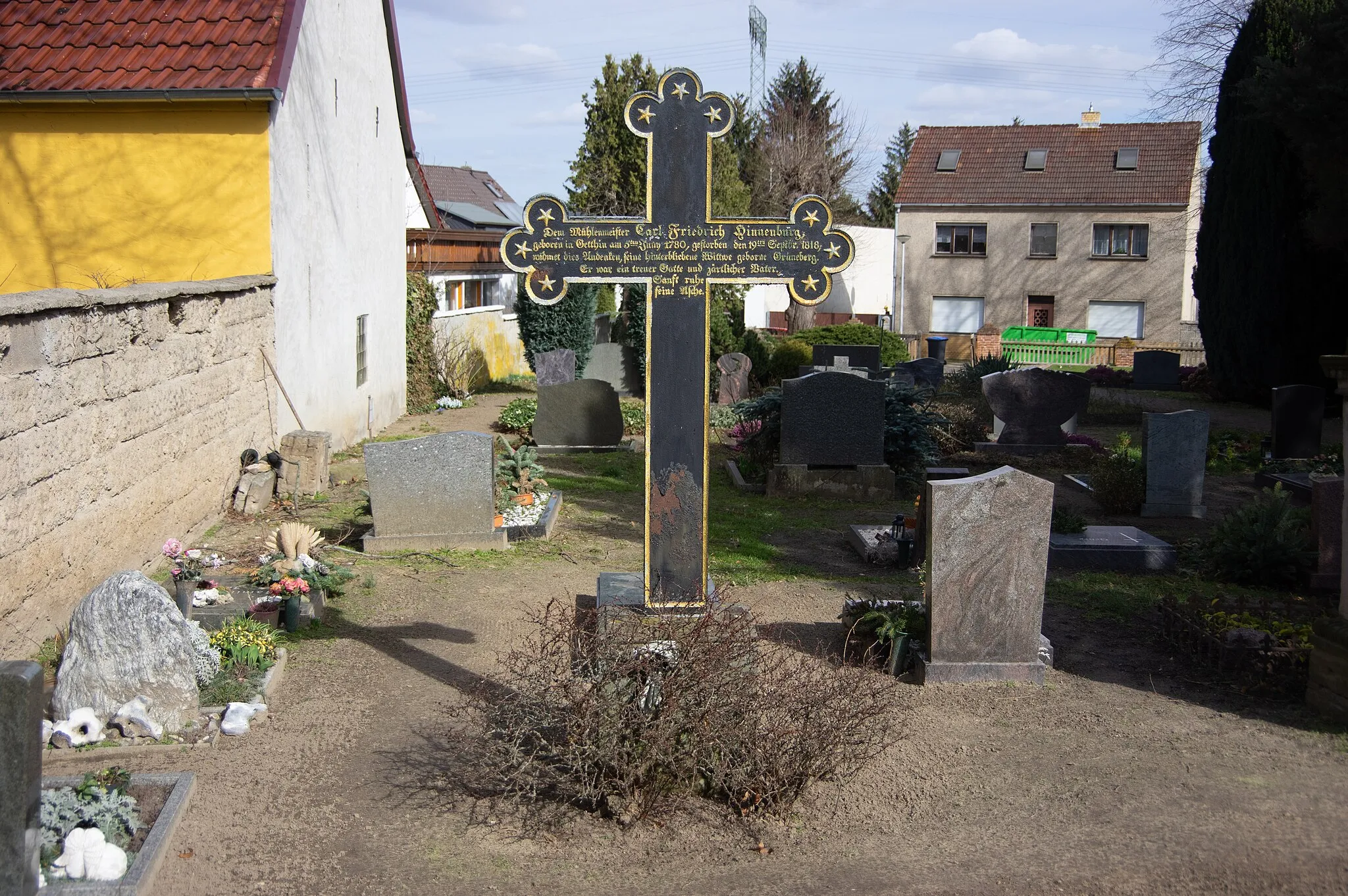 Photo showing: Brandenburg an der Havel. Im Ortsteil Göttin befinden sich denkmalgeschützte Grabsteine auf dem Friedhof.