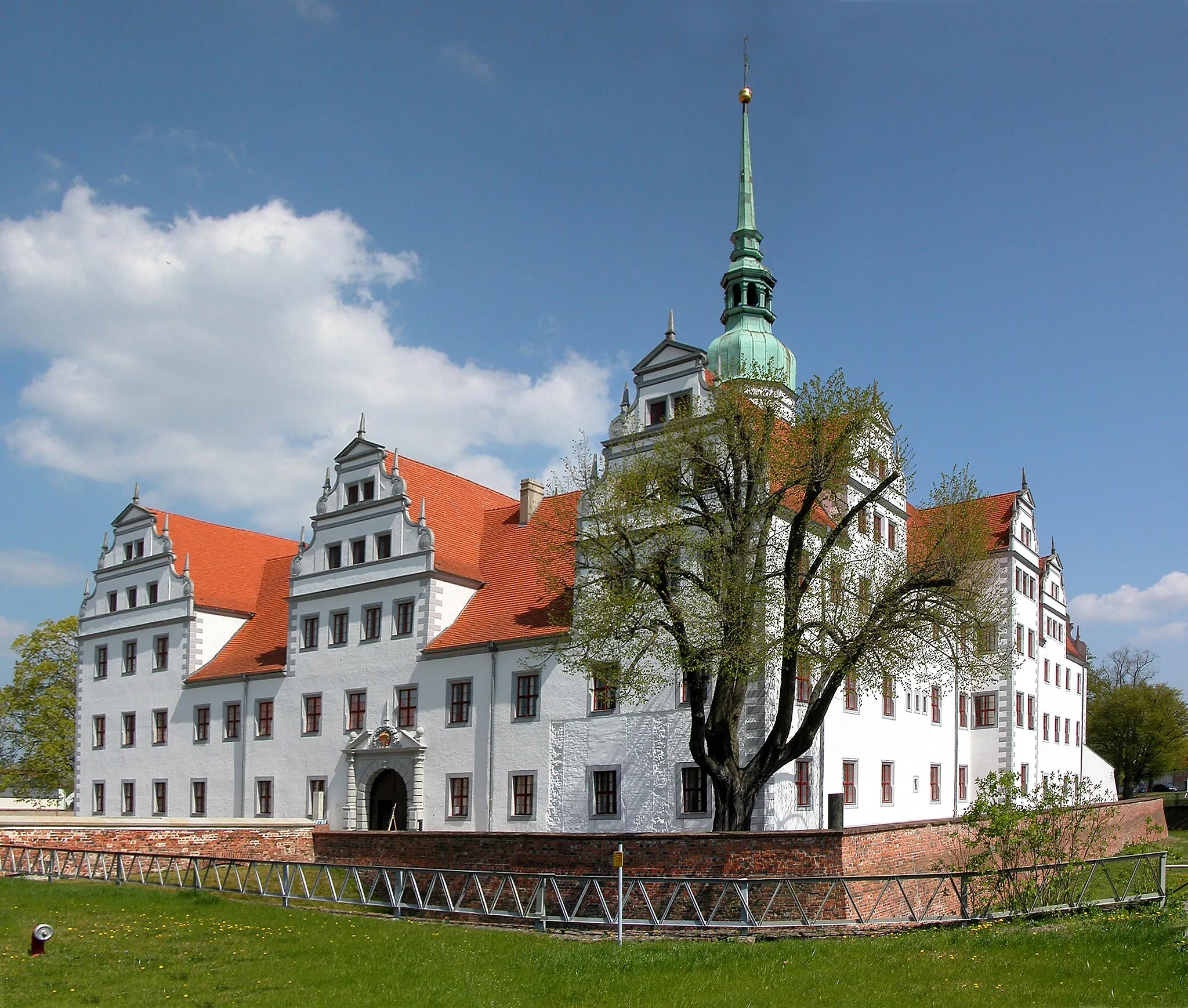 Photo showing: 24.04.2015     03253    Doberlug-Kirchhain, Schloßplatz: Das Schloß Doberlug (GMP: 51.610125,13.546201) geht auf den Herrschaftssitz Dobrilugk zurück, der 1551 unter dem 
sächsischen Berghauptmann Heinrich von Gersdorf begonnen wurde. Kurfürst Johann Georg I. von Sachsen, der 1623 die Herrschaft Dobrilugk in Besitz nahm, ließ das unfertige Schloß als Jagdresidenz ausbauen. Herzog Christian I. von Sachsen-Merseburg vollendete das Vorhaben seines Vaters und baute die Vierflügelanlage nach 1664 prachtvoll aus und hielt dabei noch an den Bauformen der Renaissance fest. 1676 vollendet, ist das Schloß Dobrilugk der letzte Residenzbau der sächsischen Renaissance. 1945 wurde das Schloß von der Roten Armee besetzt, die es in eine Kaserne umwandelte. In der DDR war hier das Eisenbahnpionierausbildungsregiment der Nationalen Volksarmee (NVA) stationiert. Seit 1994 laufen Sanierungsmaßnahmen. 2014 konnte in einigen Räumen des Schlosses schließlich die erste Brandenburgische Landesaustellung gezeigt werden. Sicht von Südwesten.                                                                                                                                                                                                             [DSCN4919-4920.JPG]20150424305MDR.JPG(c)Blobelt