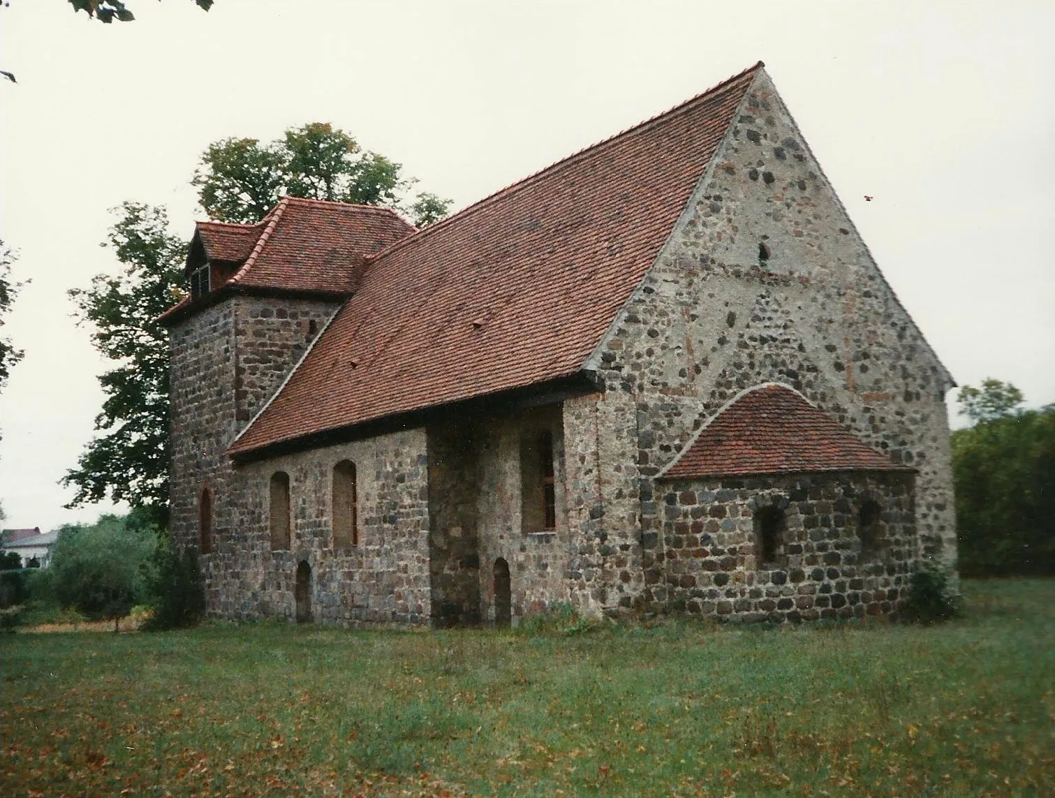 Photo showing: Romanische Feldsteinkirche in Michelsdorf, Gemeinde Kloster Lehnin. Die Ende des 12. Jahrhunderts entstandene Kirche steht unter Denkmalschutz.