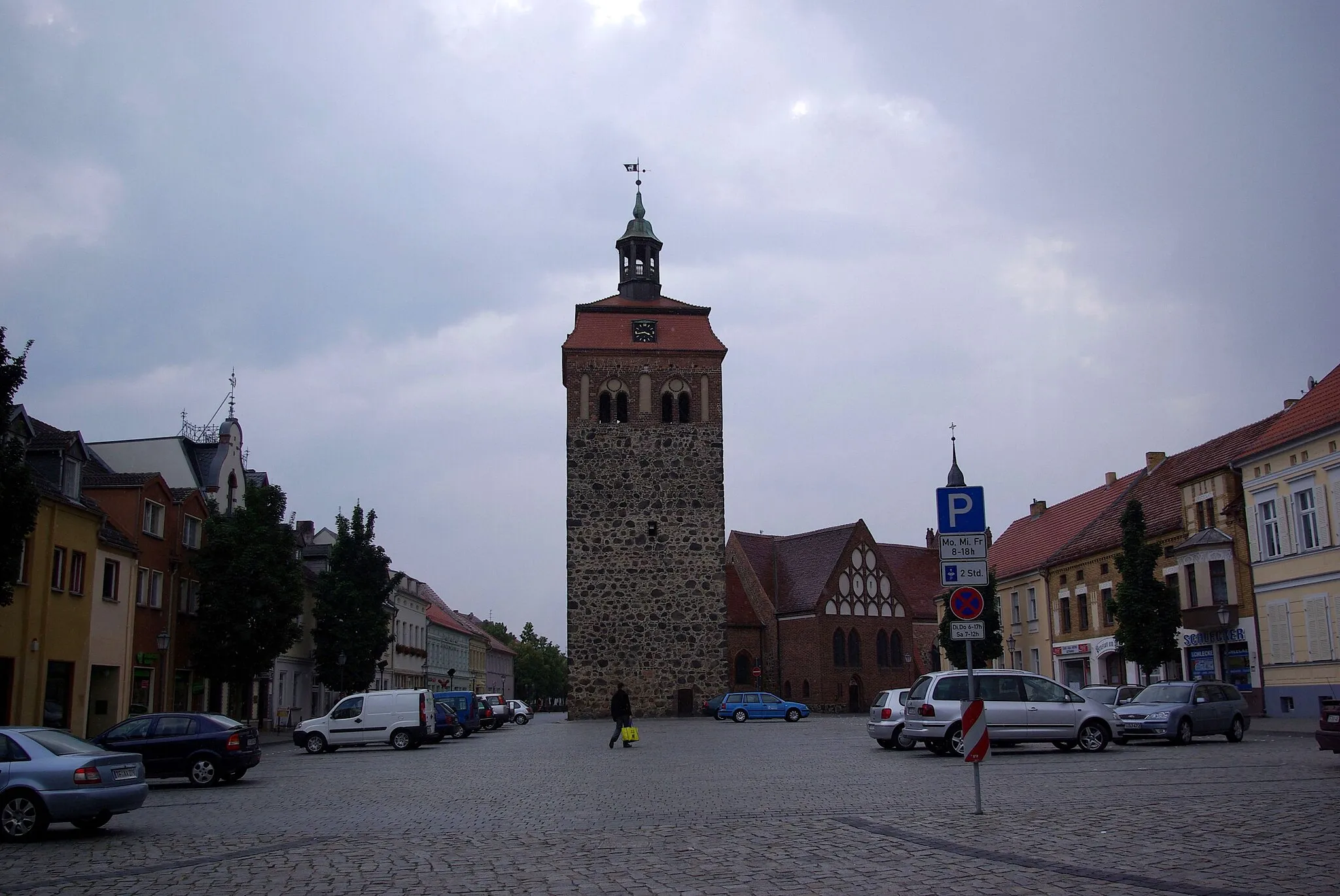 Photo showing: Luckenwalde in Brandenburg. Der Markturm steht unter Denkmalschutz. Rechts vom Marktturm befindet sich die Stadtkirche St. Johannis.