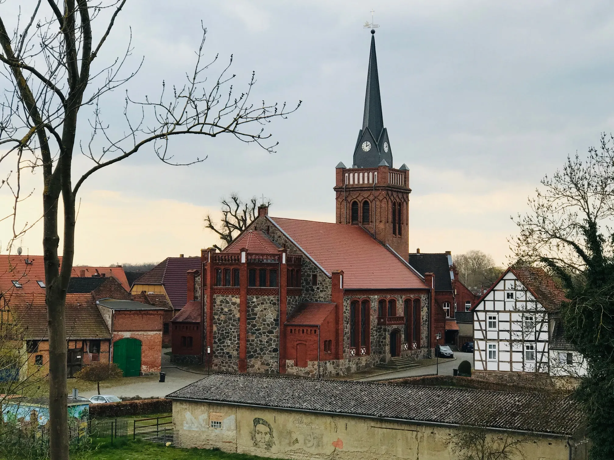 Photo showing: Kirche in Putlitz, Zustand April 2021. Der Kirchturm wurde 2006 neu errichtet.