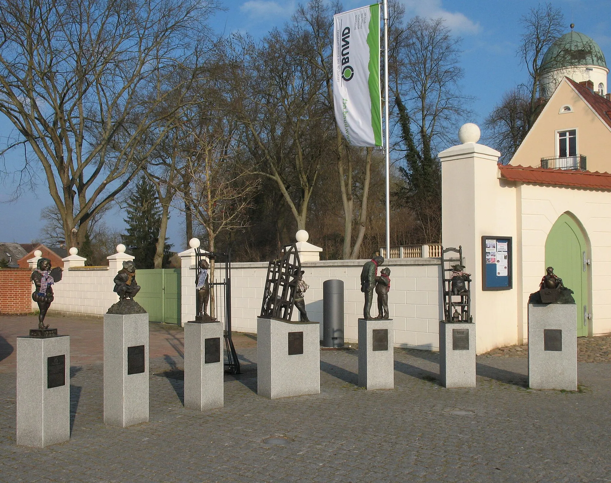 Photo showing: Sculptures "Jester's licence" by Bernd Streiter in Lenzen in Brandenburg, Germany