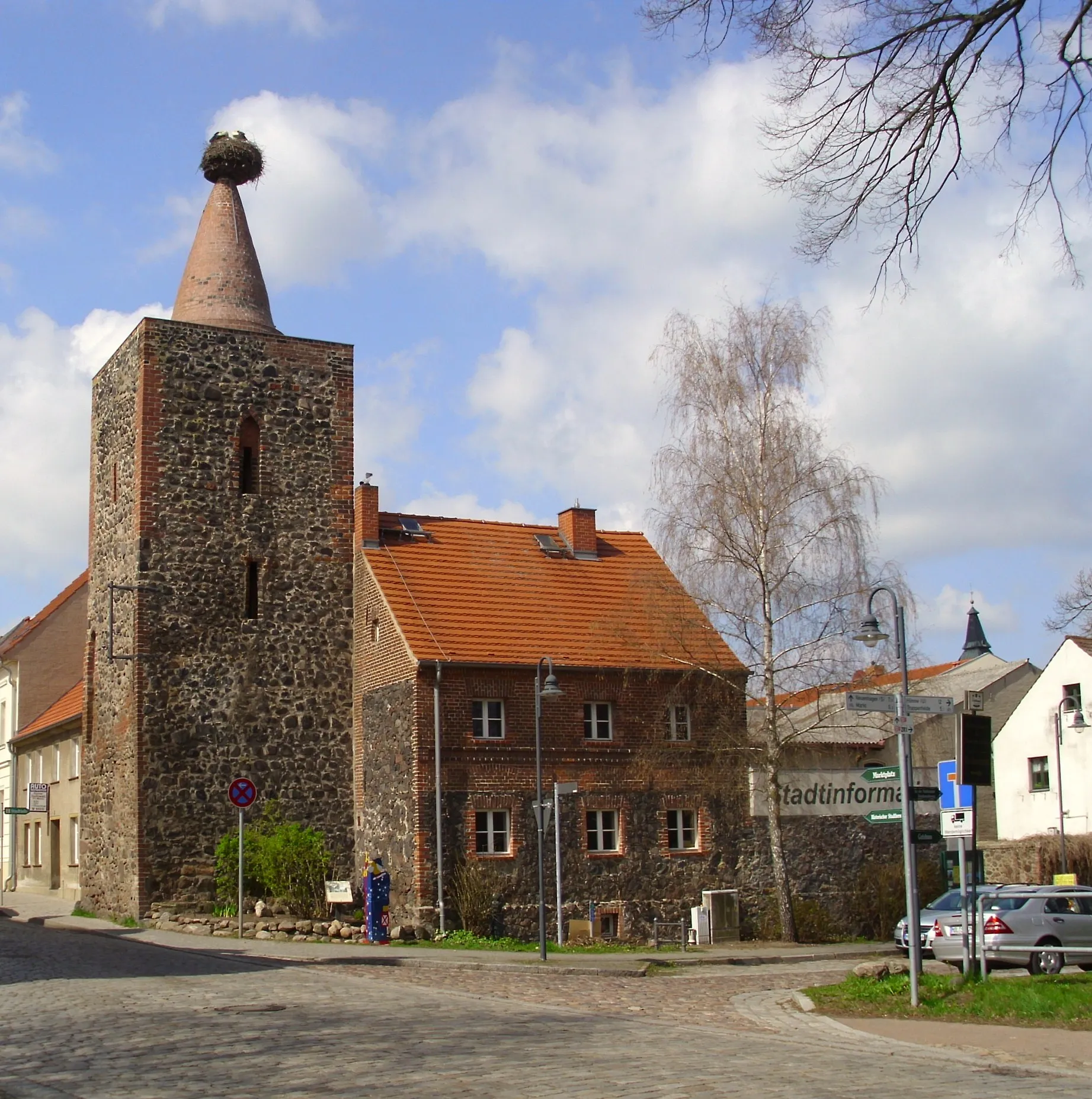 Photo showing: Strausberger Torturm, auch Storchenturm und Teil der alten Stadtmauer von Altlandsberg, steht unter Denkmalschutz