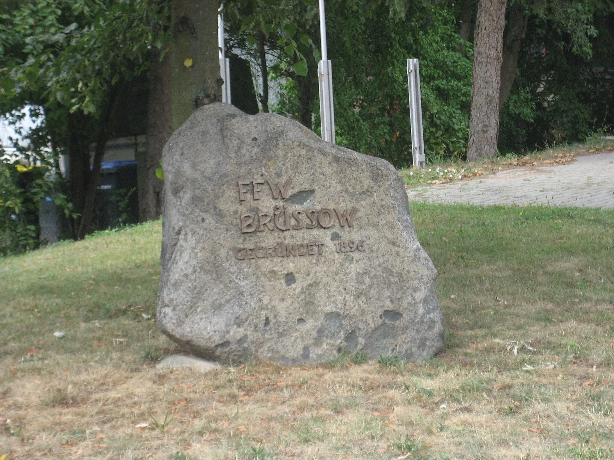 Photo showing: Gedenkstein vor dem Gebäude der Freiwilligen Feuerwehr Brüssow, in Erinnerung an deren Gründung 1896.