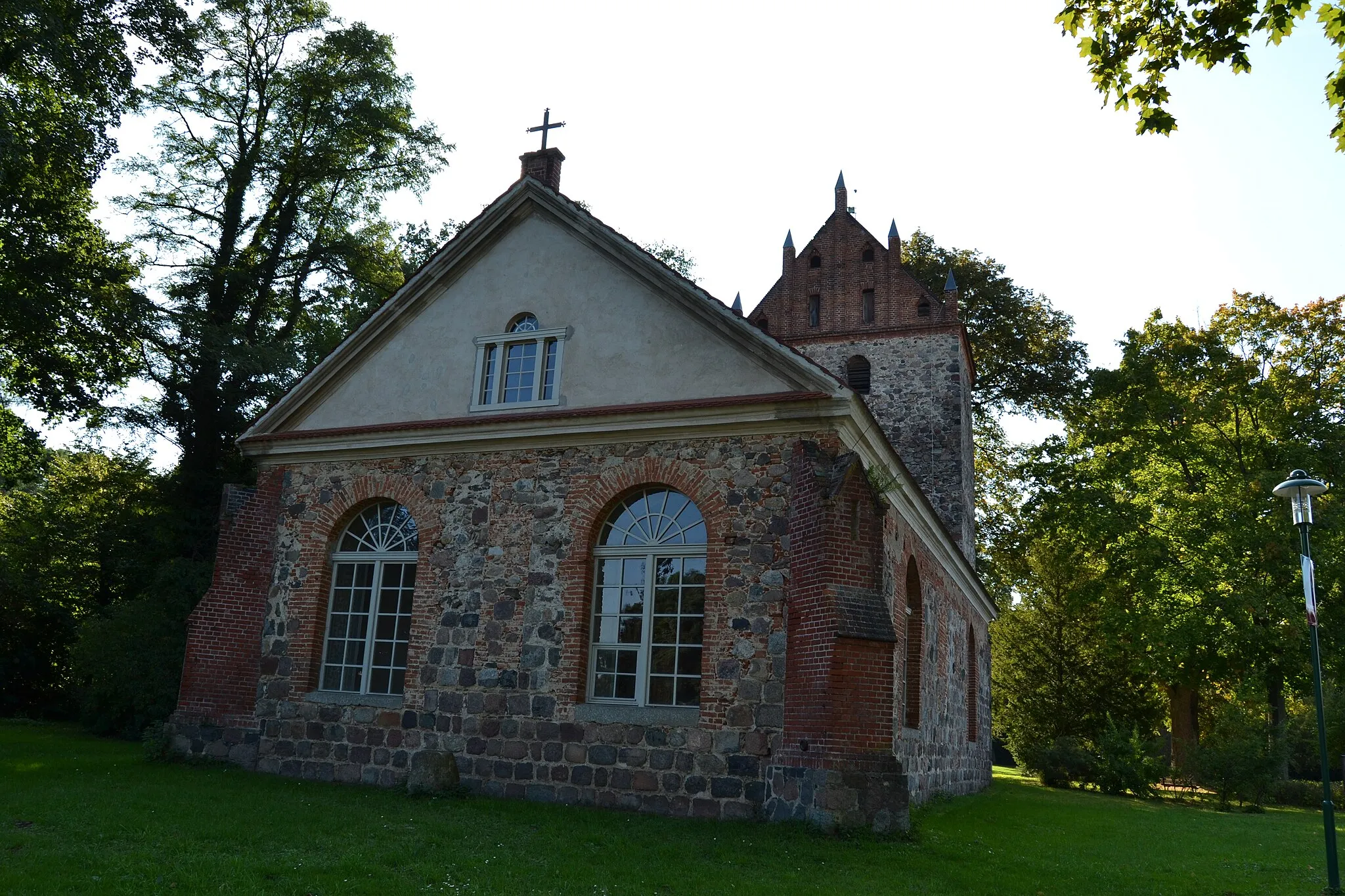 Photo showing: Schlosskirche Jahnsfelde: Die Kirche wurde in der zweiten Hälfte des 13. Jahrhundert errichtet. In den Jahren 1888 bis 1892 wurde die Kirche nach einem Brand restauriert. Dabei wurde der Turmaufsatz errichtet. Die Ausstattung im Inneren ist aus dem 19. Jahrhundert.