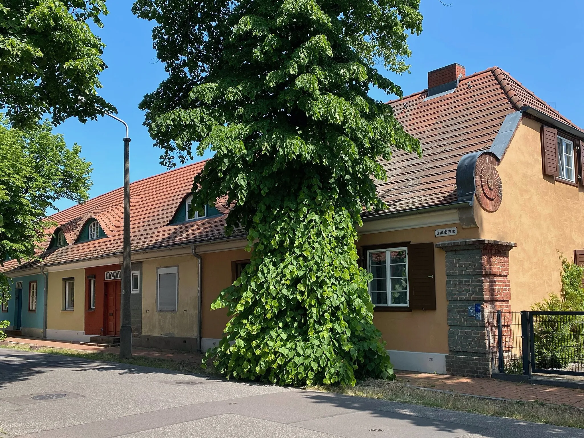 Photo showing: Eingangshaus zur Gartenstadt Plaue mit Voluten (Schnecken) an der Giebelseite