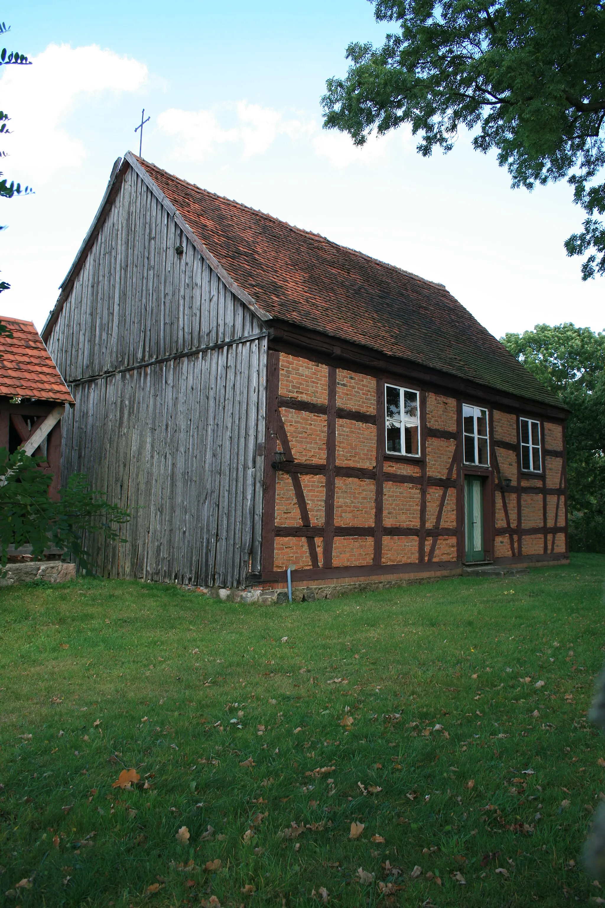 Photo showing: Liste der Baudenkmale in Putlitz, Brandenburg, Deutschland, Nr. 9
Die Mansfelder Dorfkirche, ein Fachwerksaal ohne Turm, entstand 1651. Freistehend daneben der vermutlich später errichtete Glockenturm. 
Das Pfarrhaus und eine Wandtafel erinnern an Gotfried Benn, der zu den größten deutschsprachigen Lyrikern des 20. Jahrhunderts zählt. Gottfried Benn kam am 2. Mai 1886 als Sohn von Caroline Jequier, einer Erzieherin aus der romanischen Schweiz, und des protestantischen Pfarrers Gustav Benn in Mansfeld zur Welt. Kurze Zeit später verließ die Familie verließ Mansfeld. 
Der 2002 gegründete „Gottfried Benn Förderkreis Mansfeld“ hat im Kirchenraum eine sehenswerte Ausstellung zum Leben des Dichters eingerichtet und bemüht sich, den Raum mit kulturellen Veranstaltungen zu neuem Leben zu erwecken. 
Vgl. http://www.altekirchen.de/Archiv/Mansfeld.htm

Foto: Pawel Szlagor, Schmarsower Straße 1, 16949 Triglitz