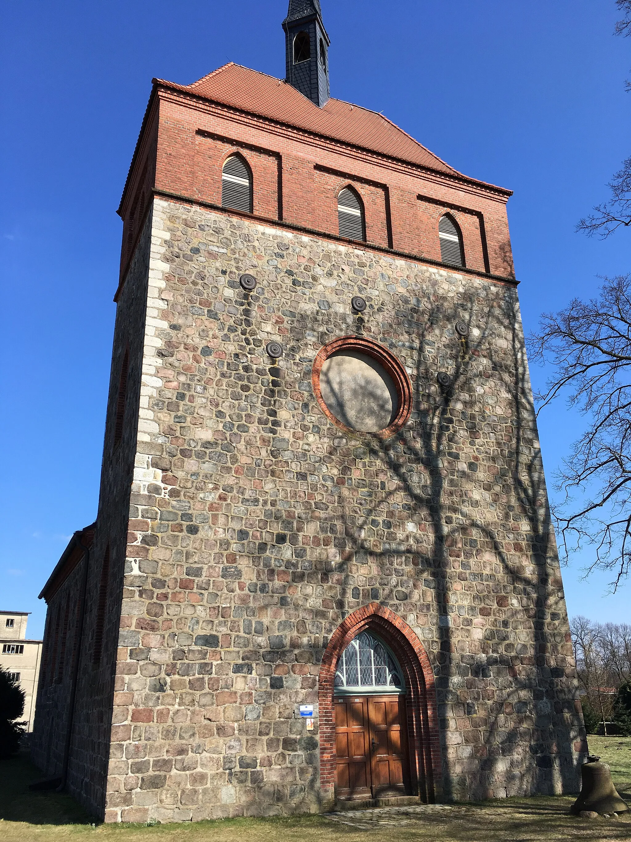 Photo showing: Die Dorfkirche Wesendahl ist eine spätromanische Feldsteinkirche in Altlandsberg im Landkreis Märkisch-Oderland.