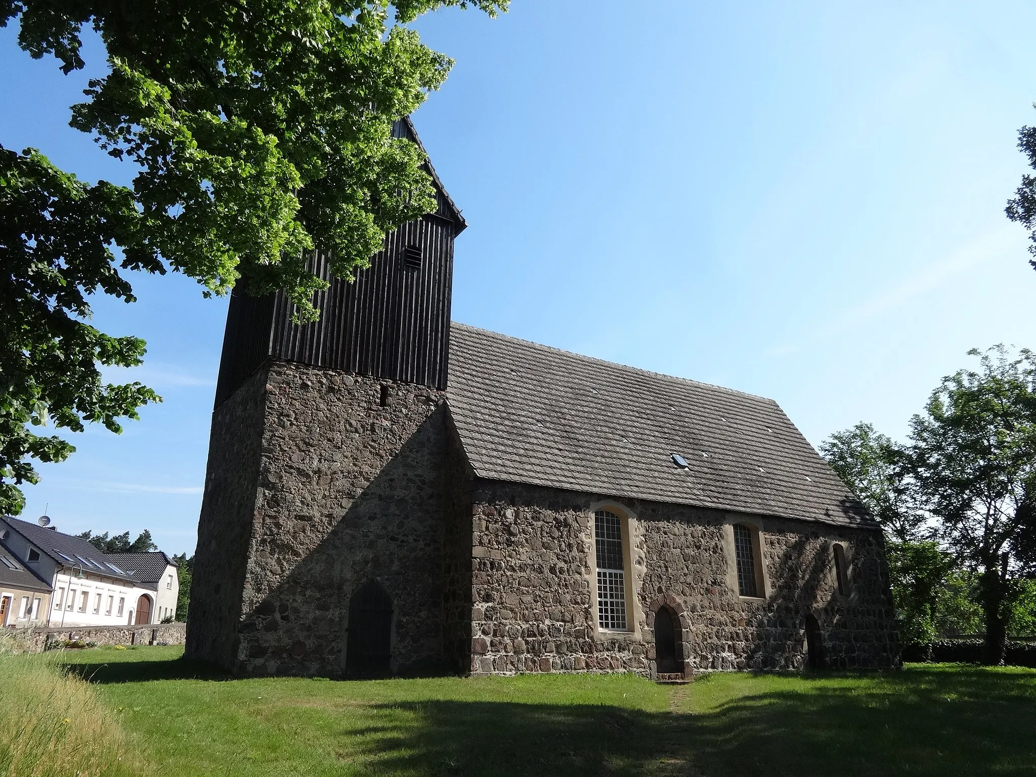 Photo showing: Die Dorfkirche in Kemlitz (Baruth/Mark) ist eine Feldsteinkirche aus der Zeit um 1300. Im Innern befindet sich eine schlichte Ausstattung, die überwiegend aus dem 18. Jahrhundert stammt.