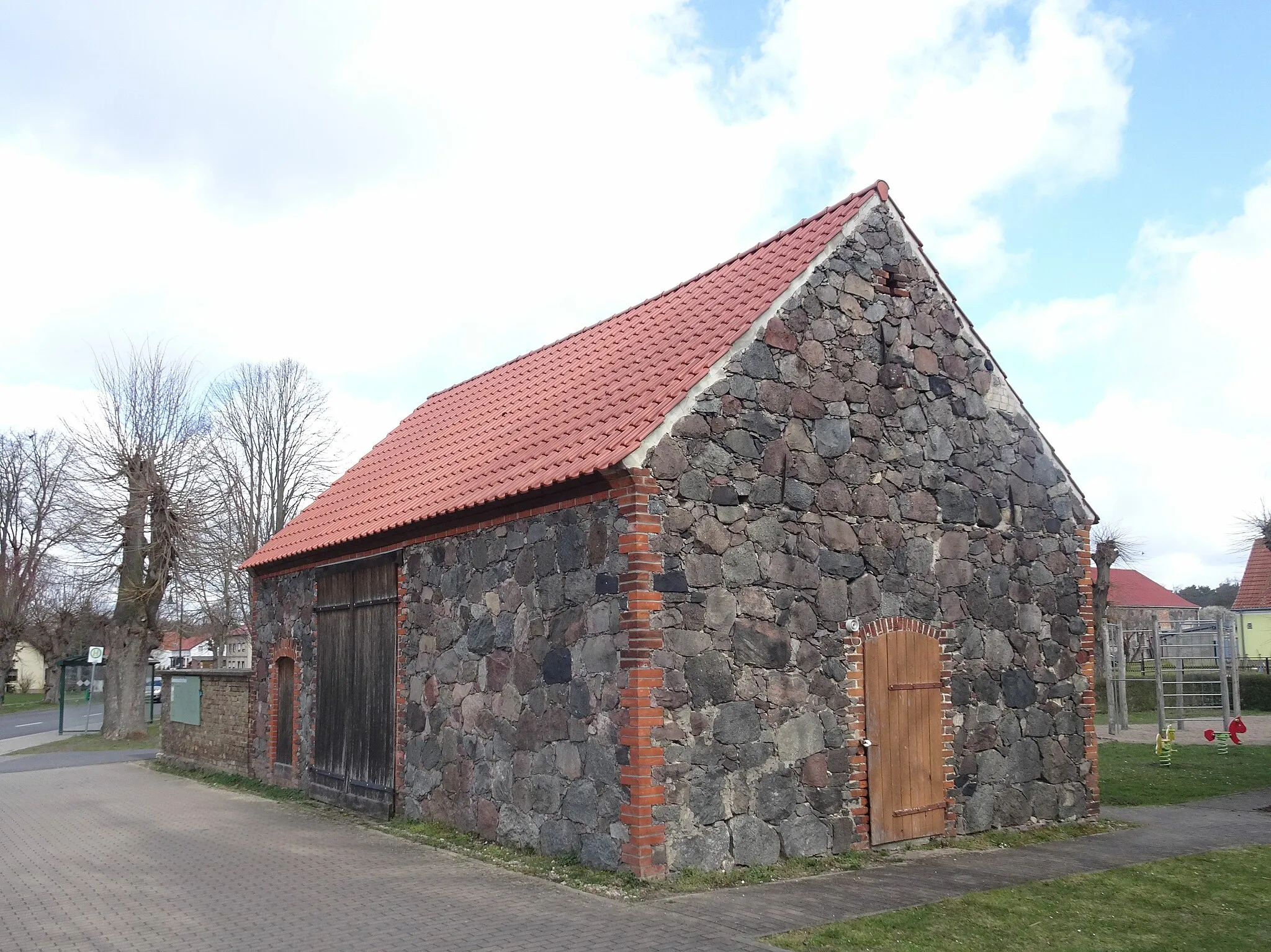 Photo showing: Tempelfelde, Gemeinde Sydower Fließ, denkmalgeschütztes Spritzenhaus auf dem Dorfanger