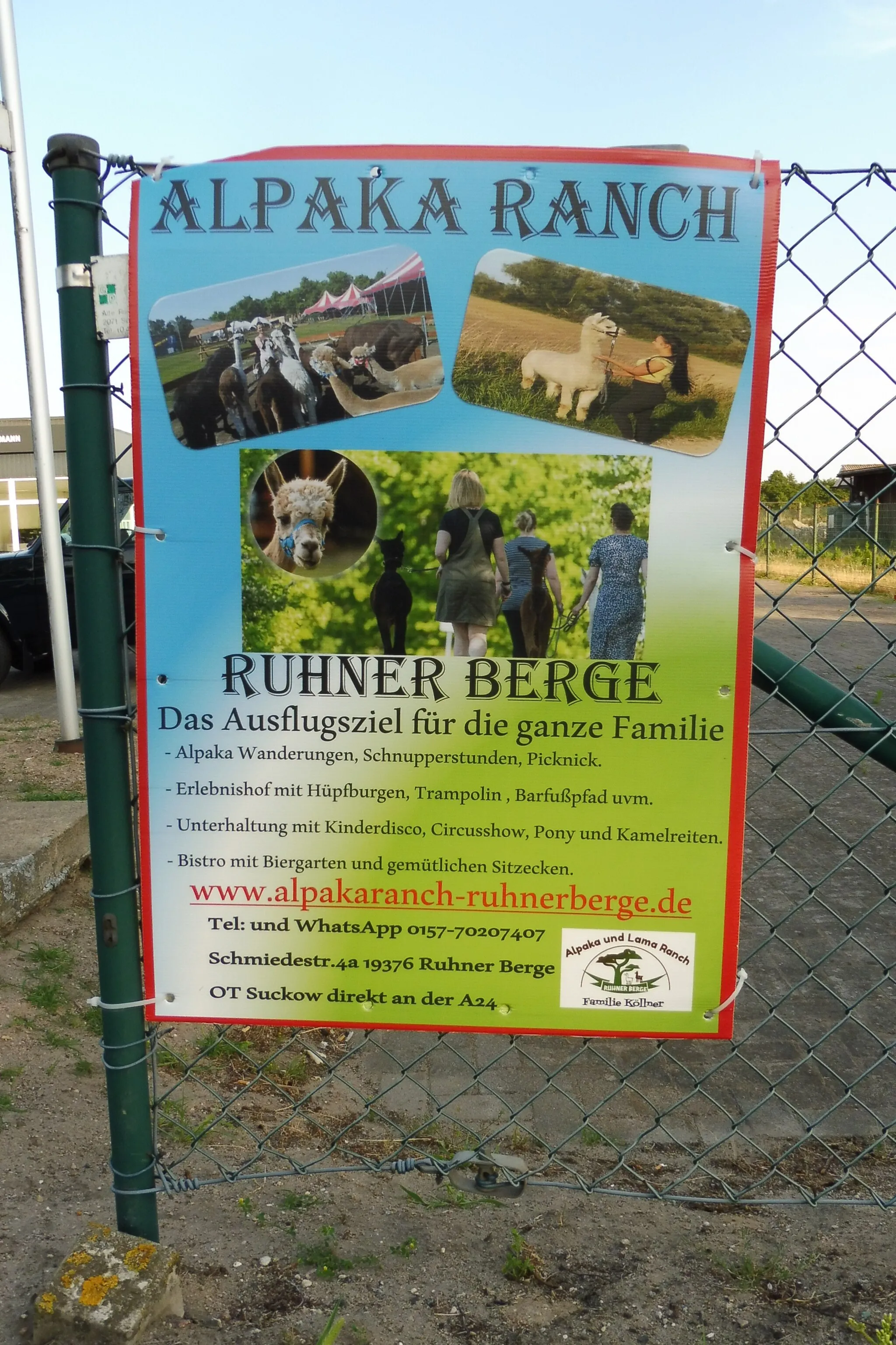 Photo showing: Werbeplakat für die Alpaka Ranch auf dem Erlebnishof Ruhner Berge an einem Maschendrahtzaum an der Hauptstraße in Bandenitz, Mecklenburg-Vorpommern.