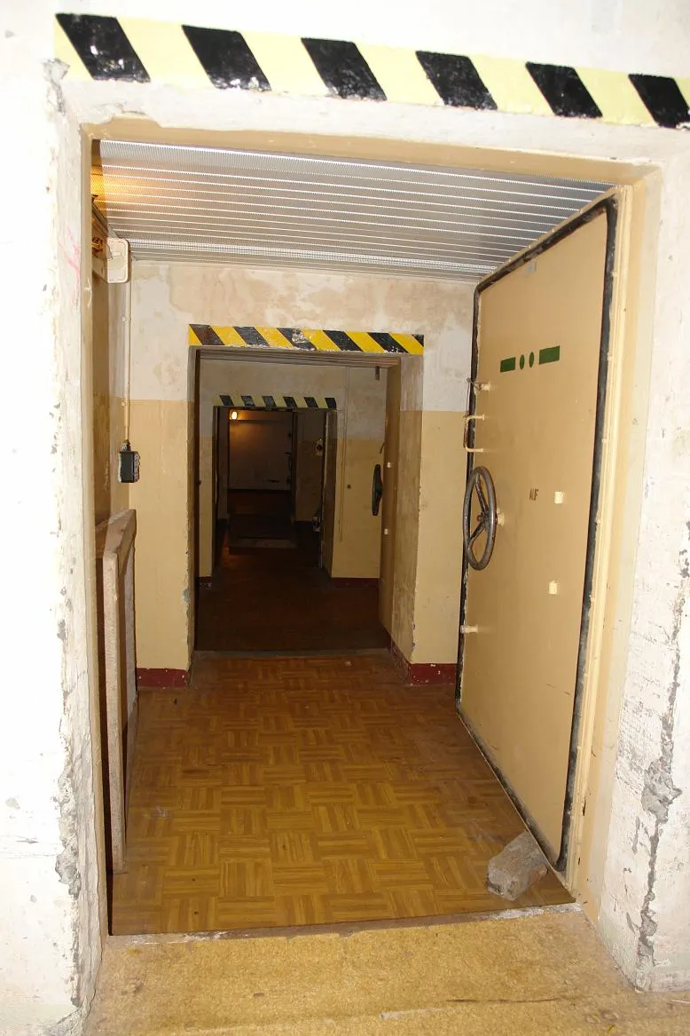 Photo showing: A gas sealing door inside the 17/5001 bunker in Prenden, eastern Germany
