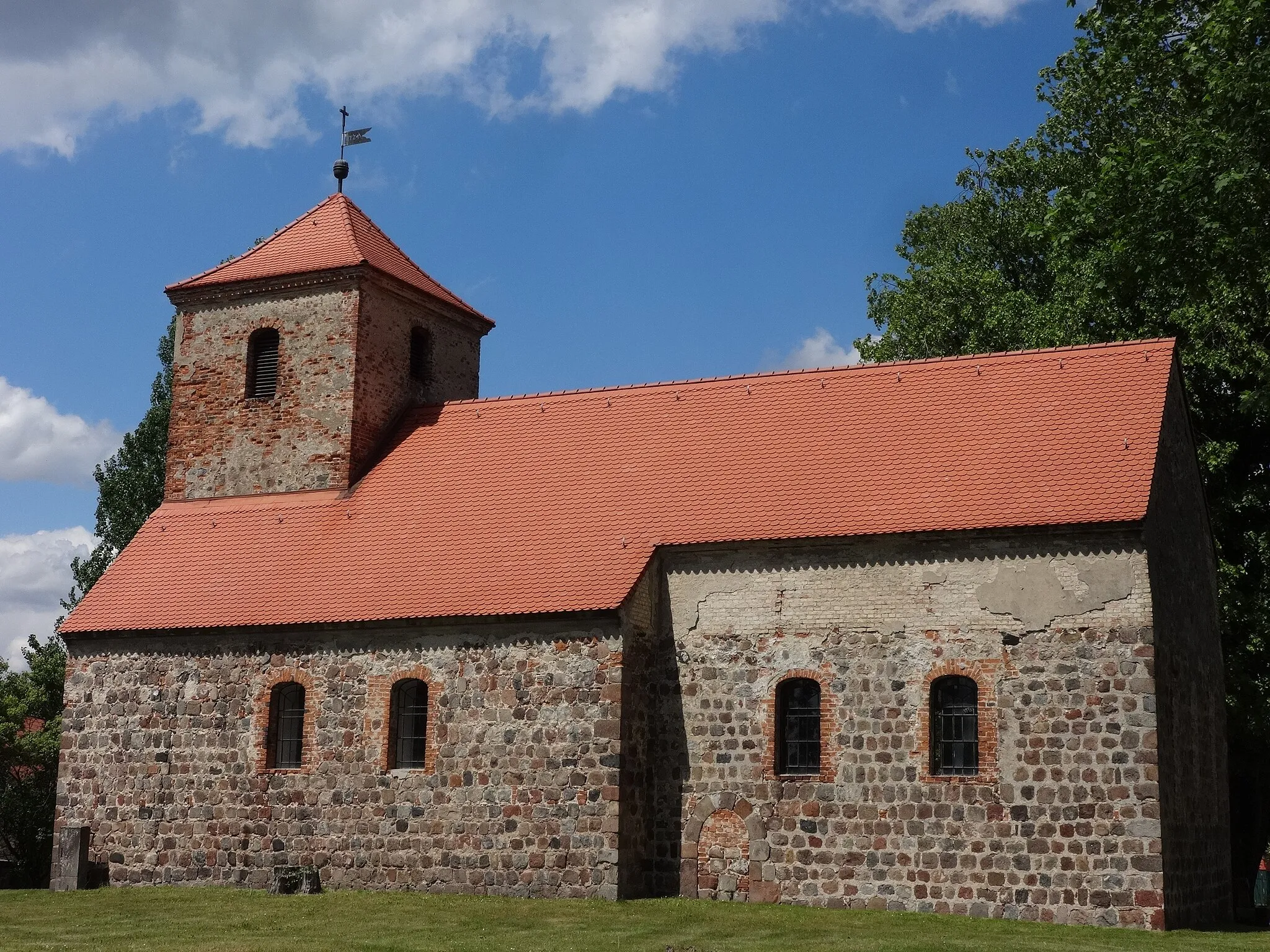 Photo showing: Dorfkirche Garzau, erbaut im 13. Jahrhundert und im 30-jährigen Krieg zerstört. Neuaufbau 1724.