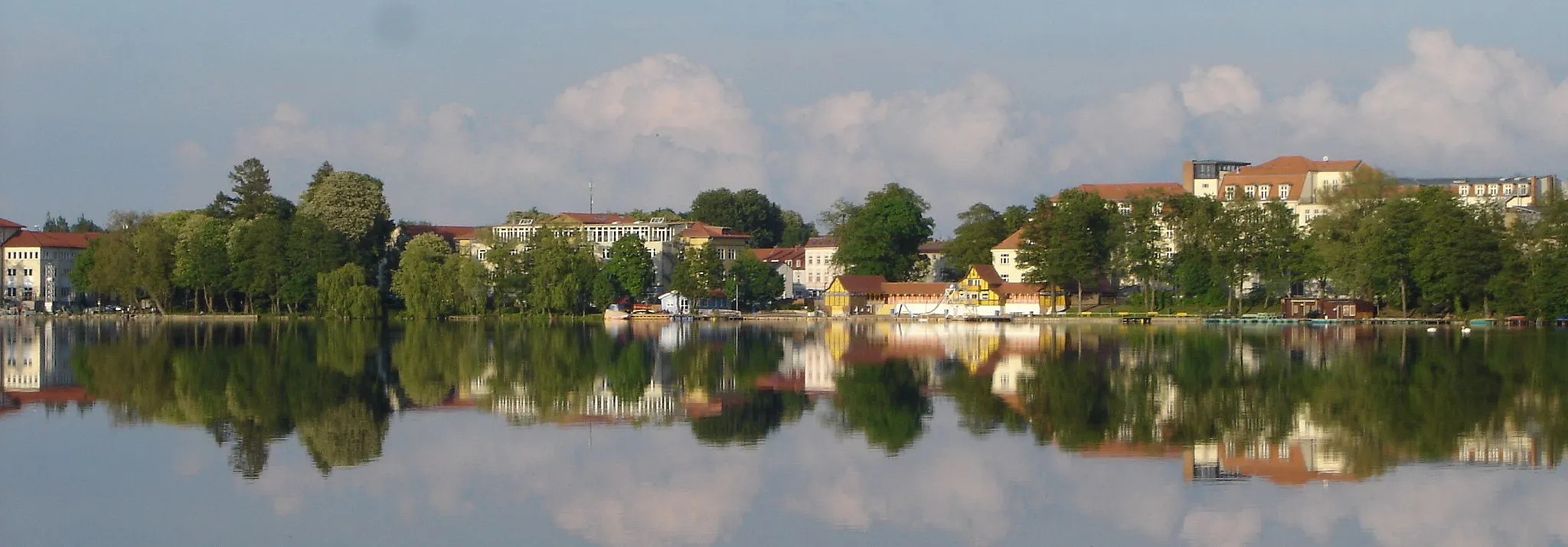 Photo showing: Panorama of Strausberg old town by lake Straussee