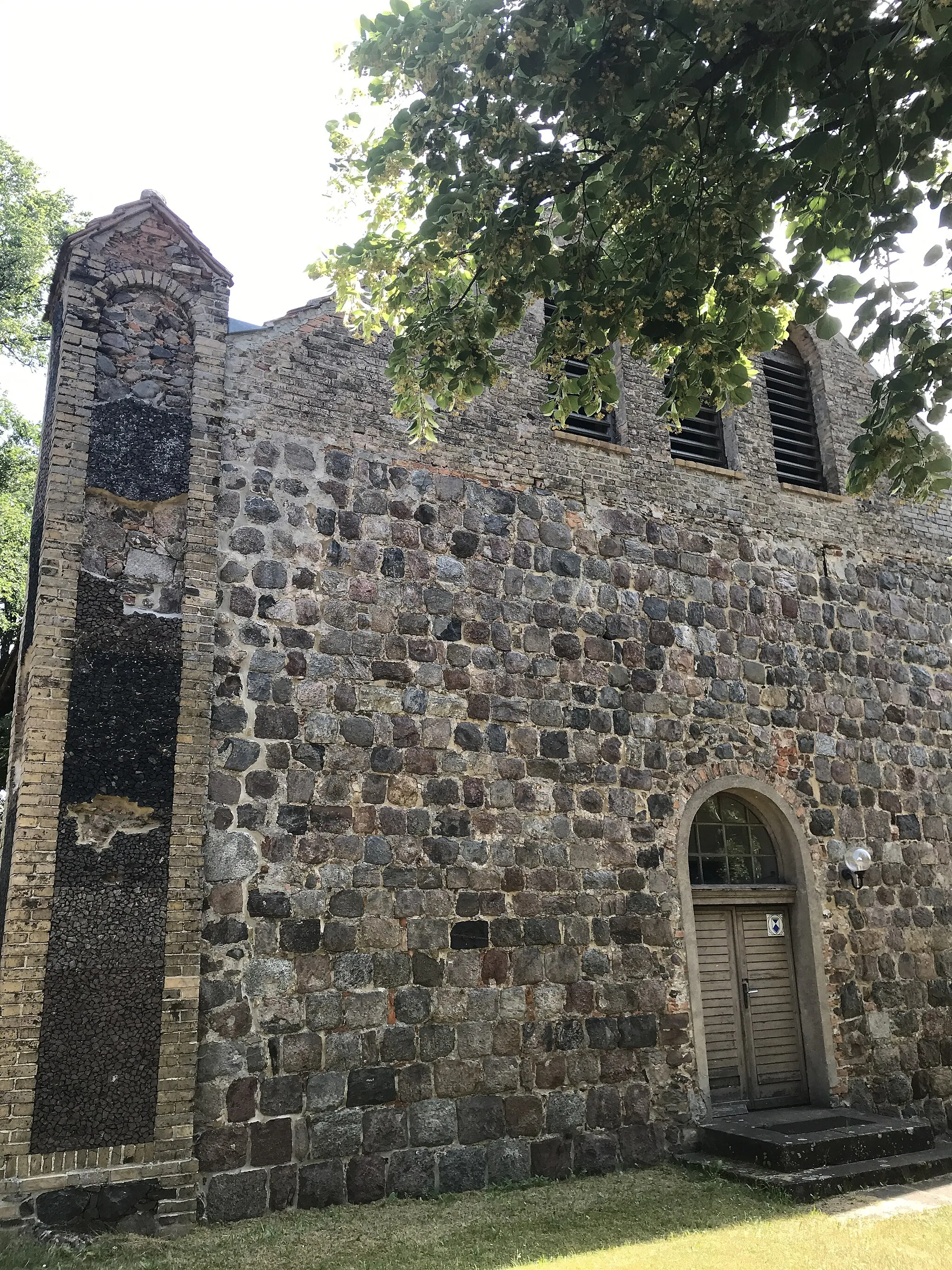 Photo showing: Die Dorfkirche in Hohenstein entstand im 13. Jahrhundert aus Feldsteinen. Im Innern steht unter anderem ein Altarretabel mit einem Kruzifix aus dem 16. Jahrhundert