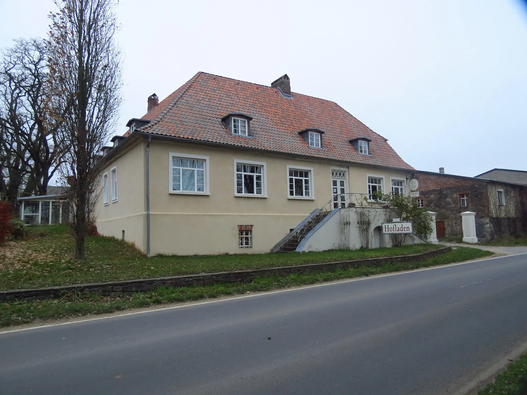 Photo showing: Gutshaus Alt-Temmen, Gemeinde Temmen-Ringenwalde, Lkr. Uckermark, Brandenburg, Straßenseite