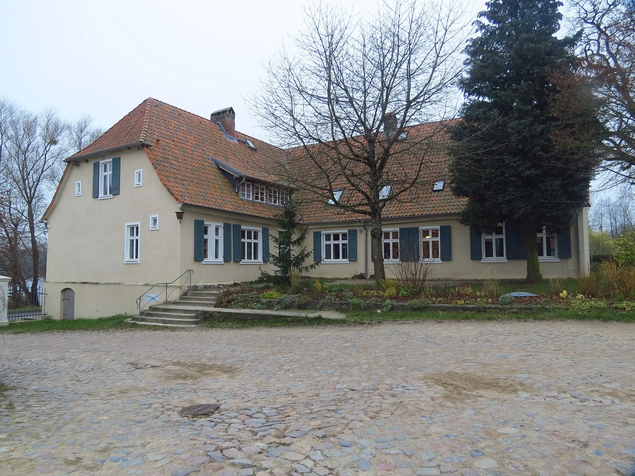 Photo showing: Gutshaus Alt-Temmen, Gemeinde Temmen-Ringenwalde, Lkr. Uckermark, Brandenburg, Hofseite