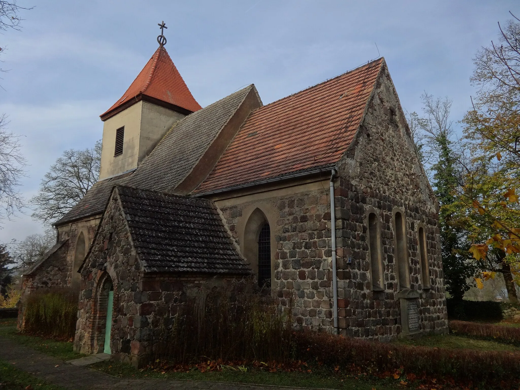 Photo showing: Die Dorfkirche in Obersdorf, einem Ortsteil der Stadt Müncheberg im Landkreis Oder-Spree, entstand in der zweiten Hälfte des 13. Jahrhunderts. Das Bauwerk wurde im Zweiten Weltkrieg stark zerstört und anschließend wiederaufgebaut.