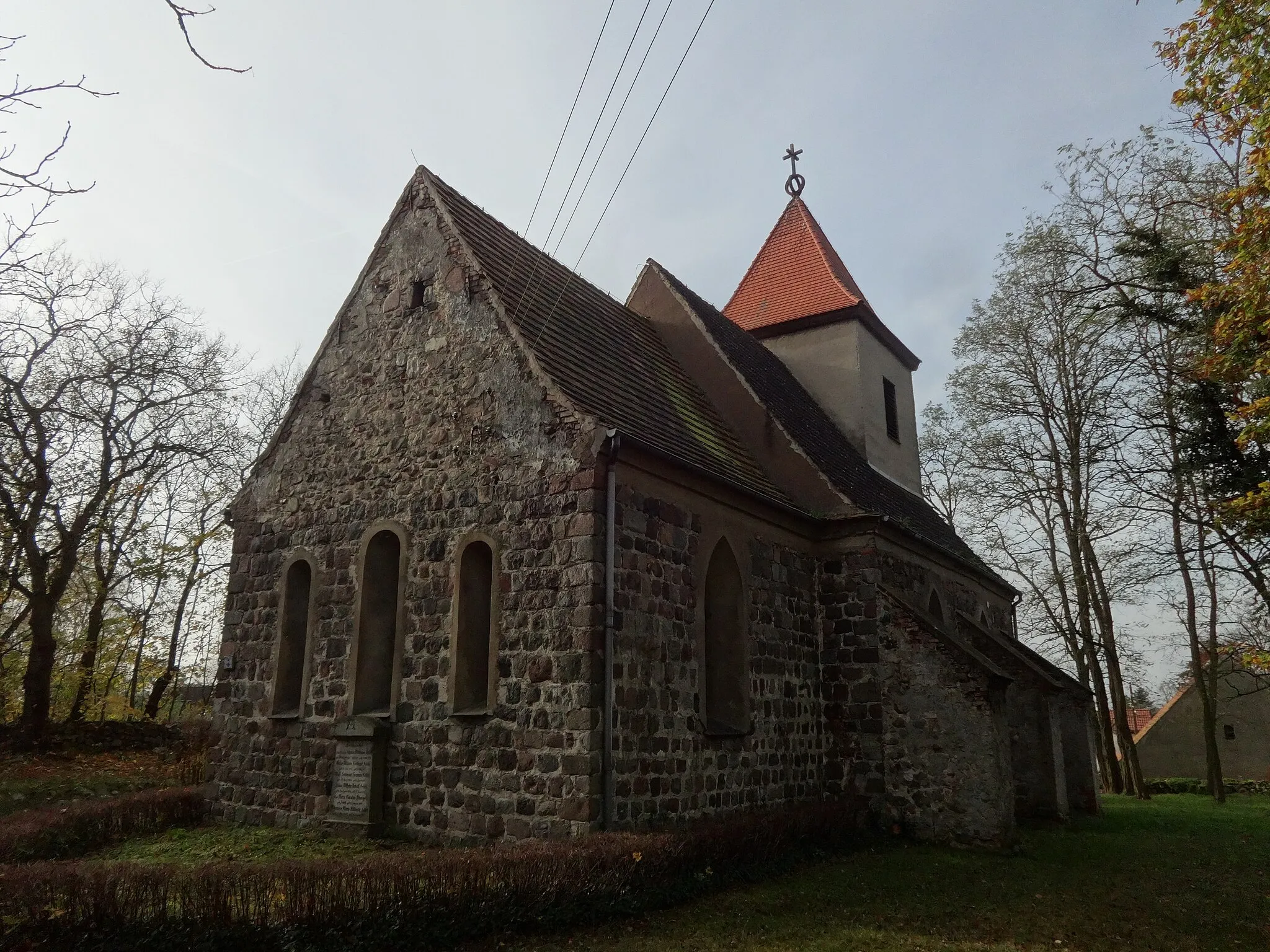 Photo showing: Die Dorfkirche in Obersdorf, einem Ortsteil der Stadt Müncheberg im Landkreis Oder-Spree, entstand in der zweiten Hälfte des 13. Jahrhunderts. Das Bauwerk wurde im Zweiten Weltkrieg stark zerstört und anschließend wiederaufgebaut.