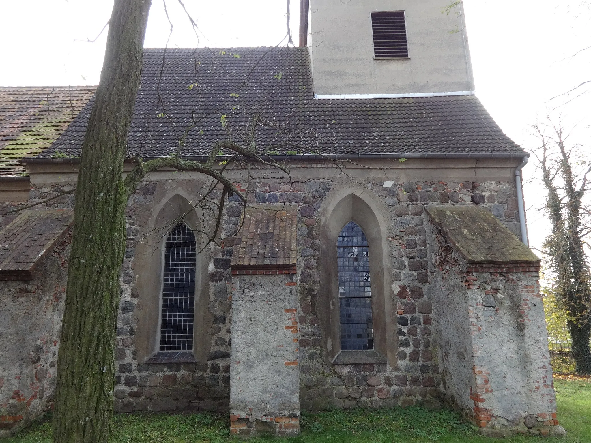 Photo showing: Die Dorfkirche in Obersdorf, einem Ortsteil der Stadt Müncheberg im Landkreis Oder-Spree, entstand in der zweiten Hälfte des 13. Jahrhunderts. Das Bauwerk wurde im Zweiten Weltkrieg stark zerstört und anschließend wiederaufgebaut.