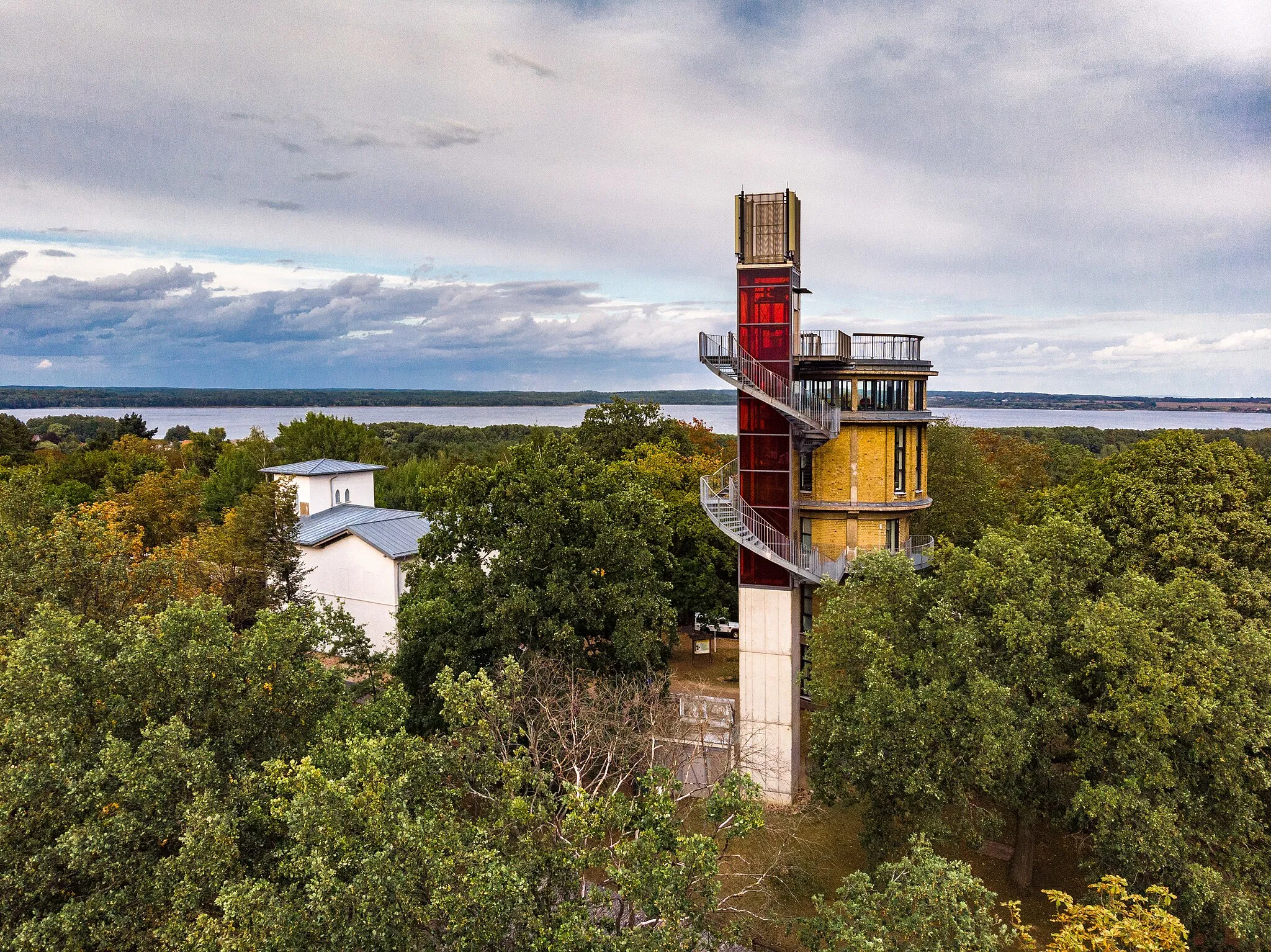 Photo showing: Biorama-Projekt - Aussichtsturm und weiße Villa in Joachimsthal (Barnim)