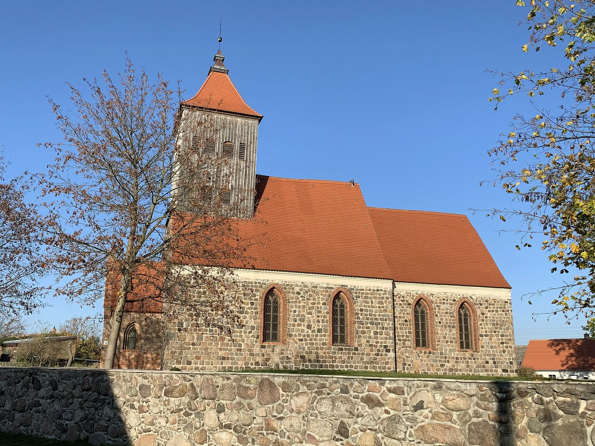 Photo showing: Die Dorfkirche Groß-Ziethen der Gemeinde Ziethen im Landkreis Barnim ist eine Feldsteinkirche aus dem 13. Jahrhundert. Im Innern steht unter anderem ein spätklassizistischer Kanzelaltar